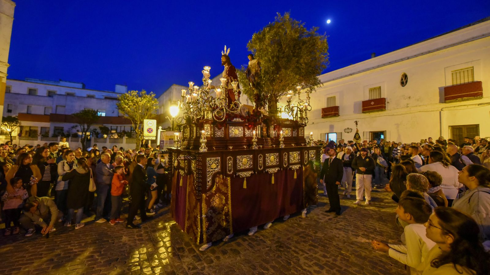 Fotos del Lunes santo en Tarifa: Nuestro Padre Jesús en la Oración en el Huerto y Nuestra Madre de Dios y del Rosario