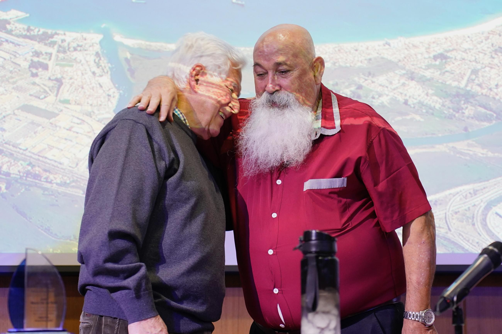 Fotos de la entrega del premio Ateneo José Román de Algeciras 2025 a Juan Moya