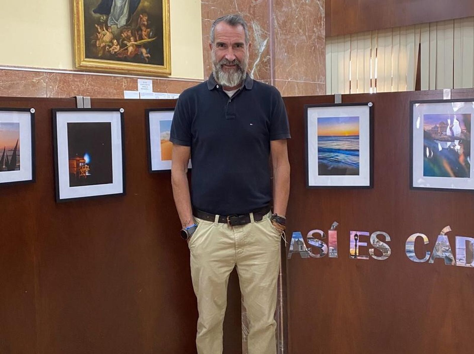 Antonio Camacho Balber posa ante algunas de sus fotografías.