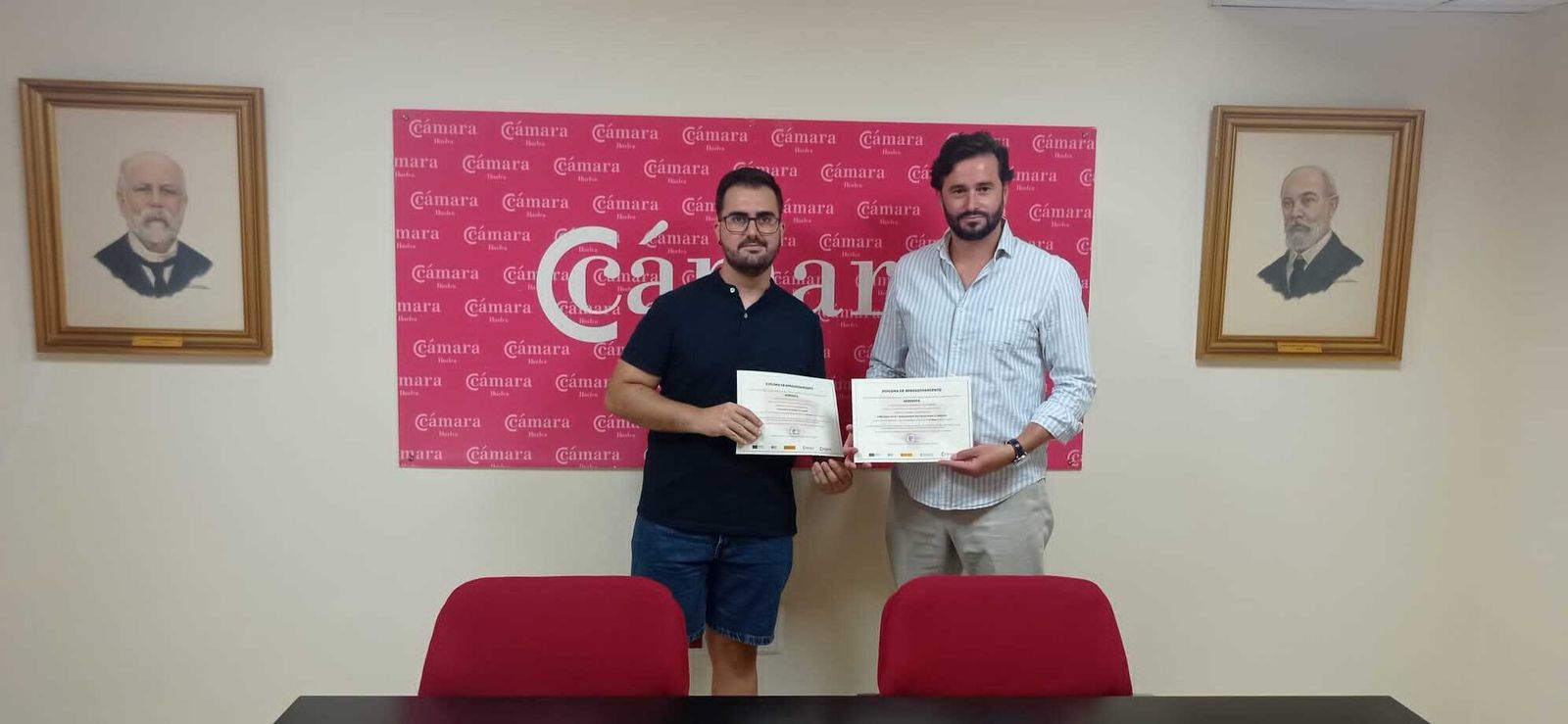 Daniel Toscano entrega uno de los diplomas acreditativos de los cursos de la Cámara de Comercio.