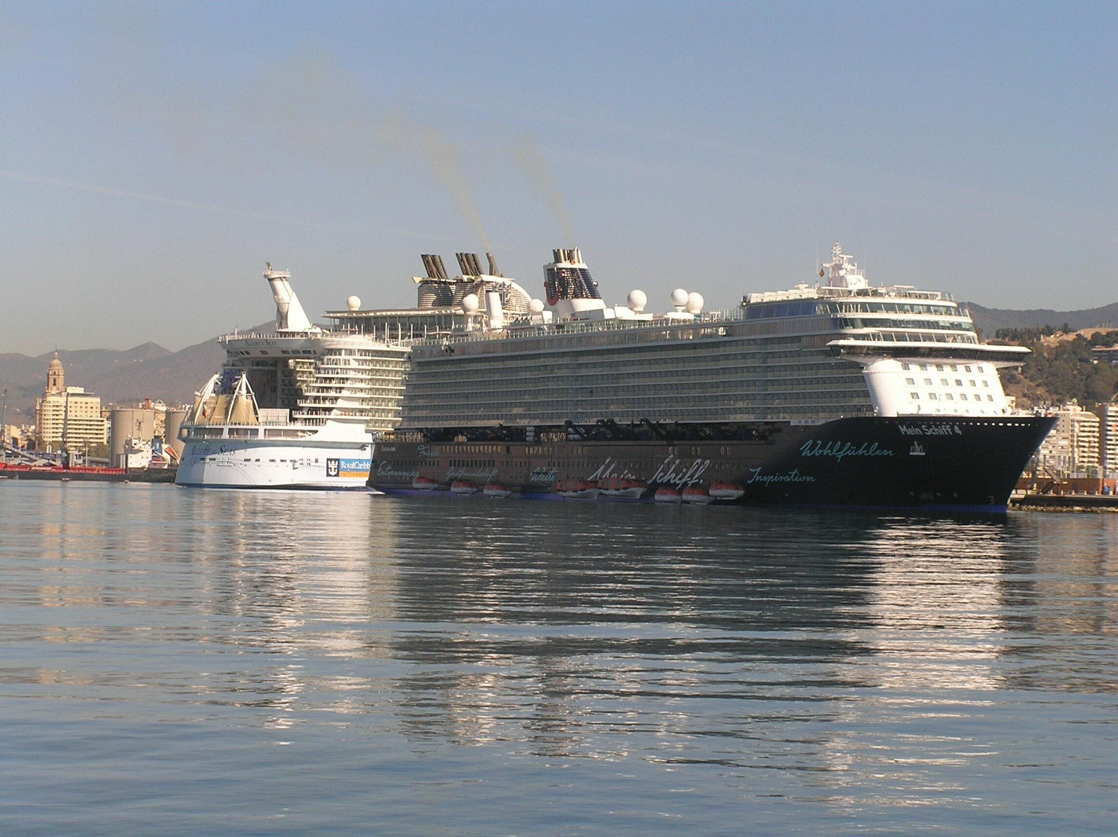 Los dos últimos buques de crucero atracados en Málaga el pasado miércoles.