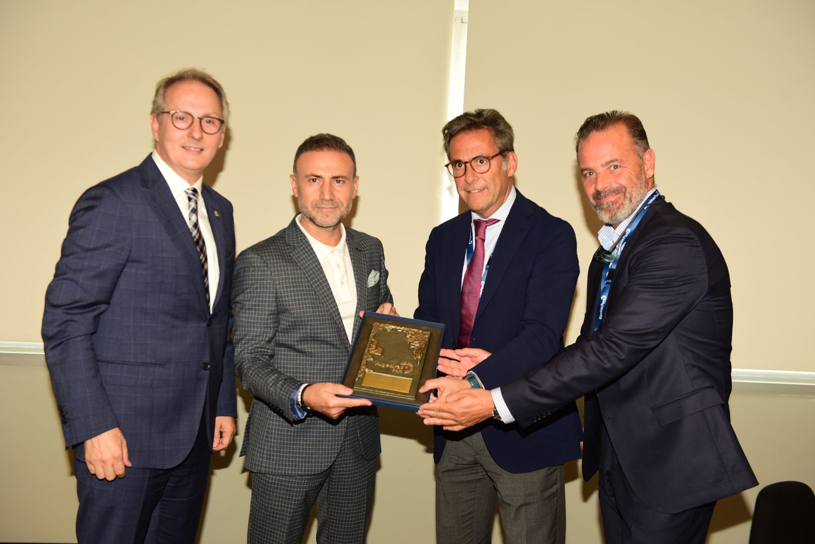 Nicolás Martínez, jefe del Departamento de Desarrollo de Negocio de la APBA, entrega una metopa a Mithat Samsama, de la Junta Directiva de la ITHIB.