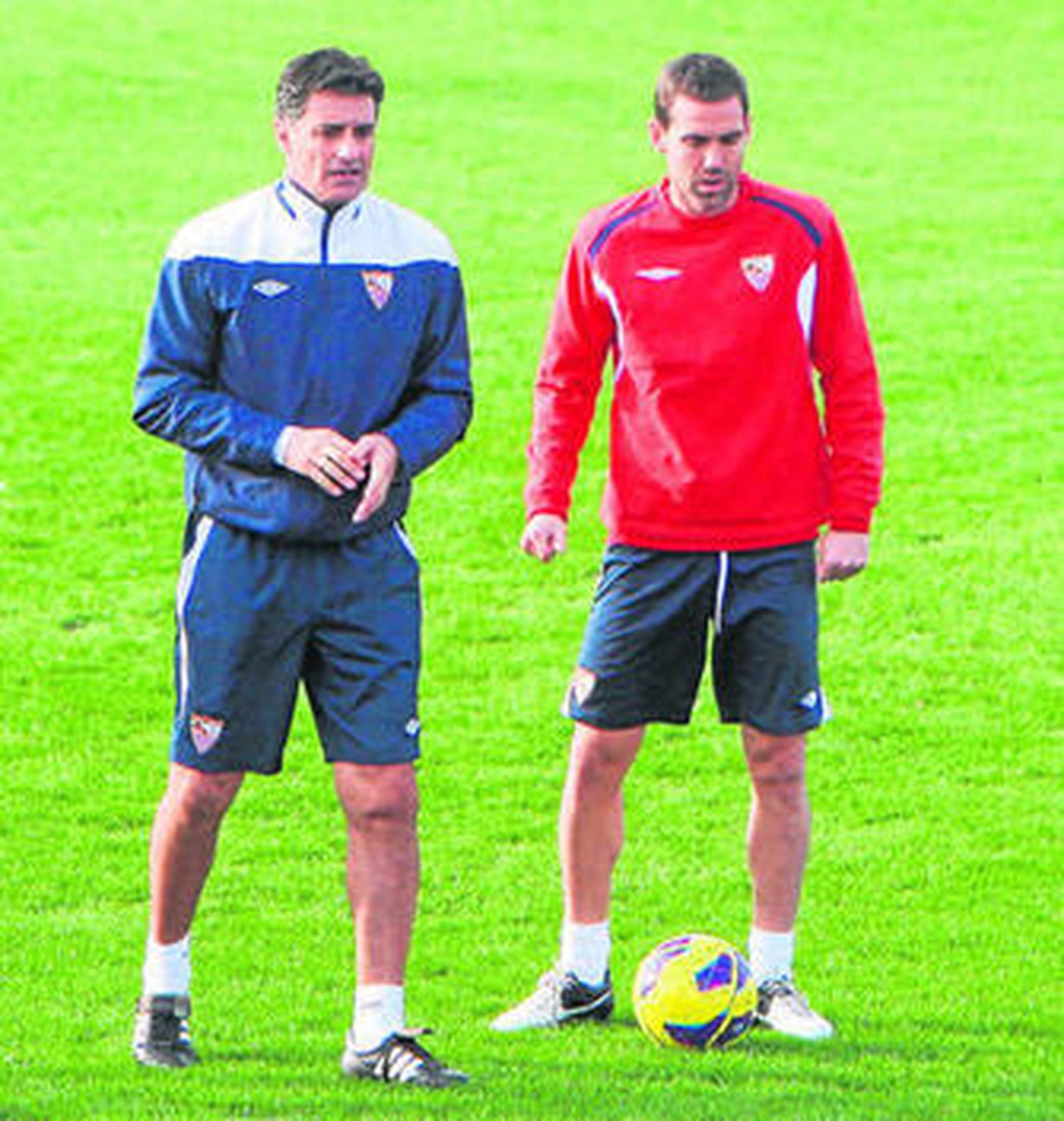 Míchel, junto a Fernando Navarro, en la sesión de entrenamiento de ayer.