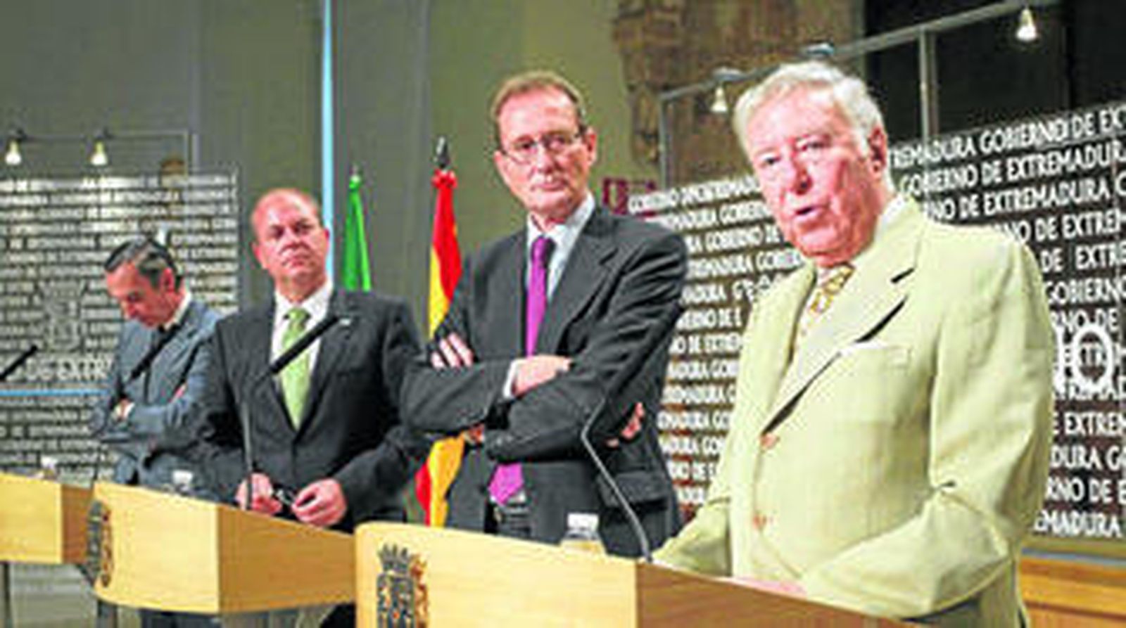 Manuel Enríquez, José Antonio Monago, Román Prieto y José Luis García Palacios, ayer, anunciando la decisión en rueda de prensa.