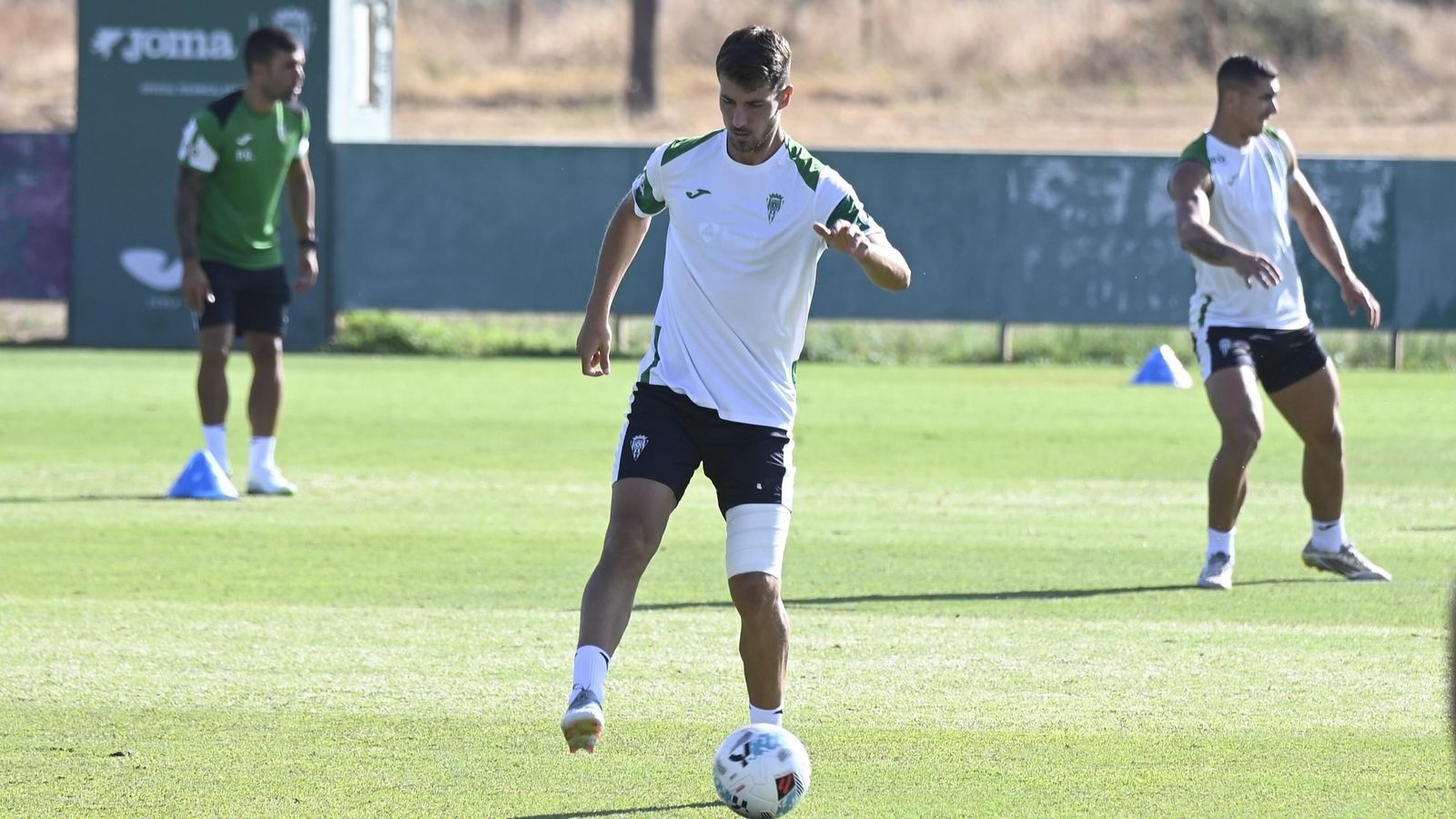 Pedro Ortiz golpea el balón en un entrenamiento del Córdoba CF.