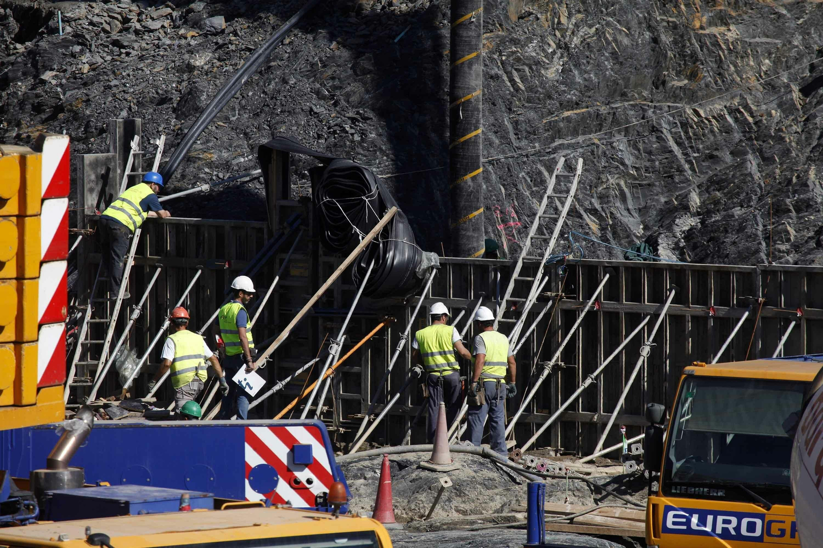 Trabajos de hormigonado del armazón de la Presa  de Alcolea.