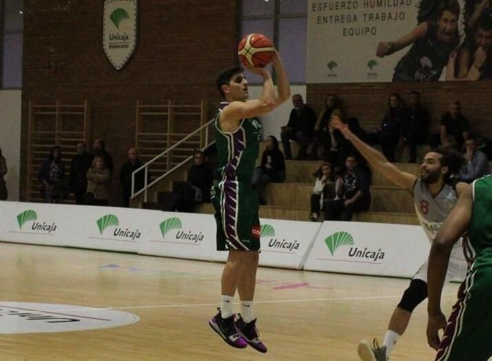 Lucas Muñoz lanza a canasta.