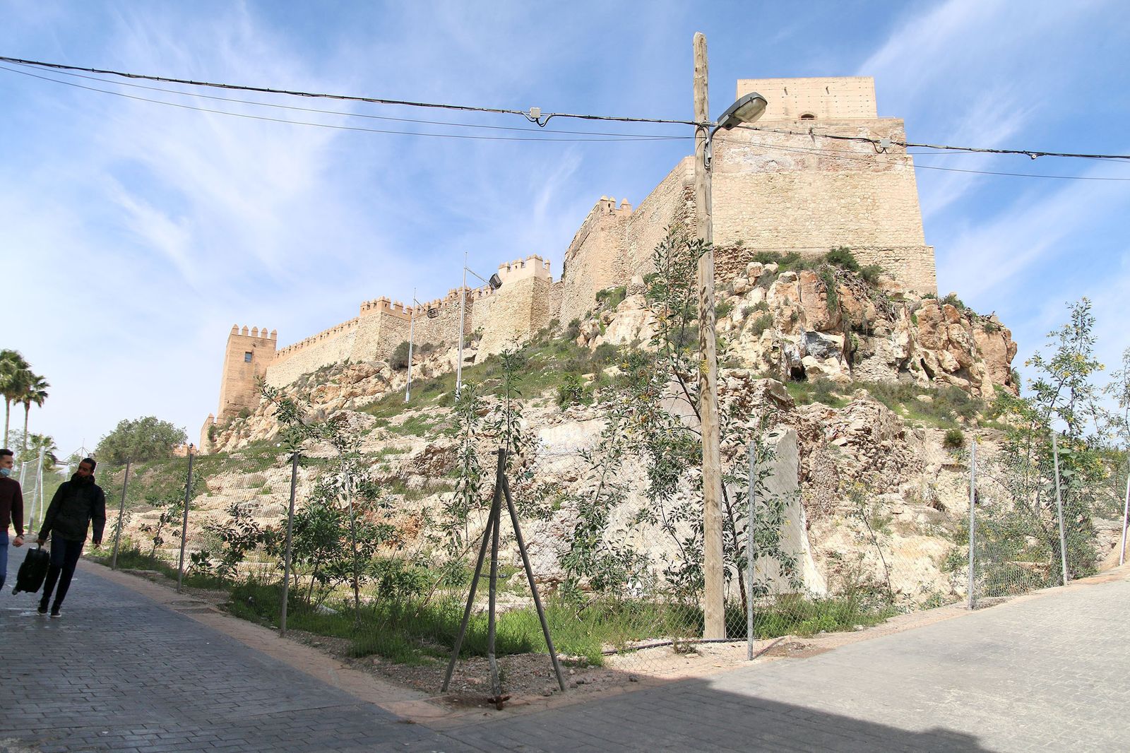 Los restos de la calle Almanzor, a los pies de la Alcazaba, acotados mediante una valla perimetral
