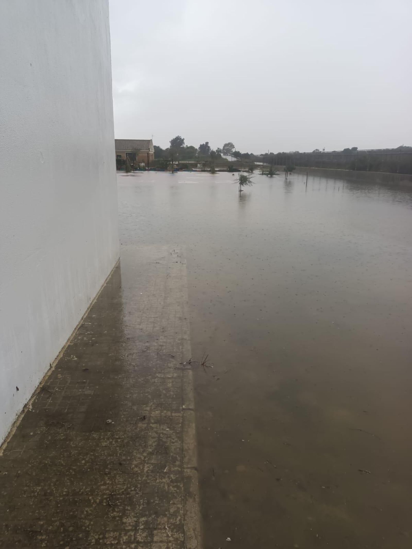 Todo el entorno del colegio resultó afectado por las inundaciones.