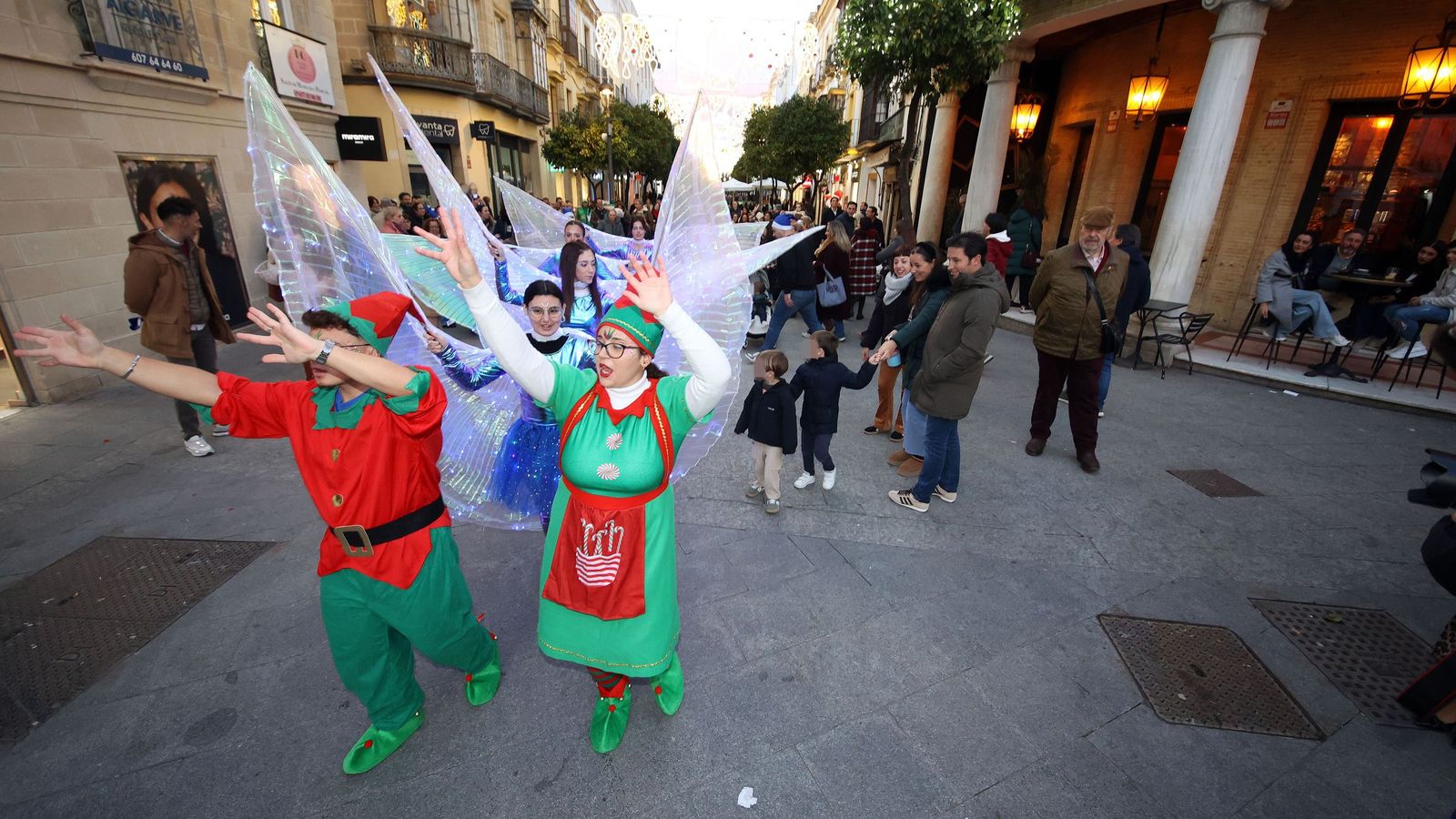 Imágenes del pasacalle navideño de Acoje por el centro de Jerez