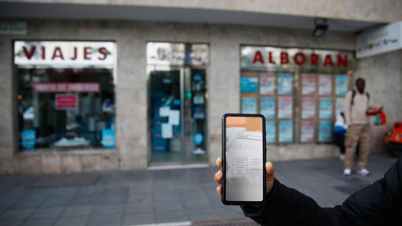 Una de las afectadas muestra una fotografía de los documentos de un viaje que no ha podido realizar