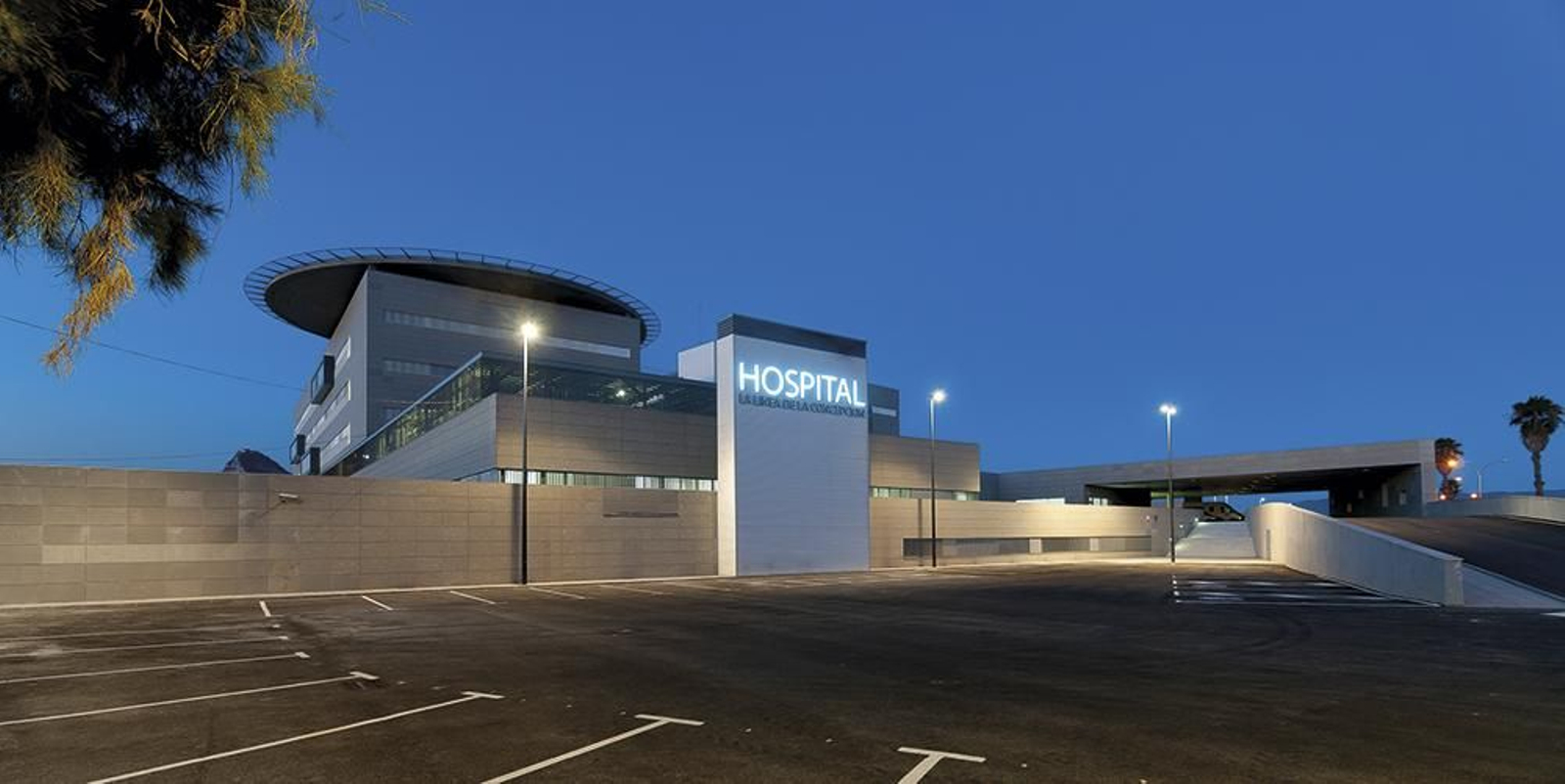 El Hospital La Línea de la Concepción, de noche.