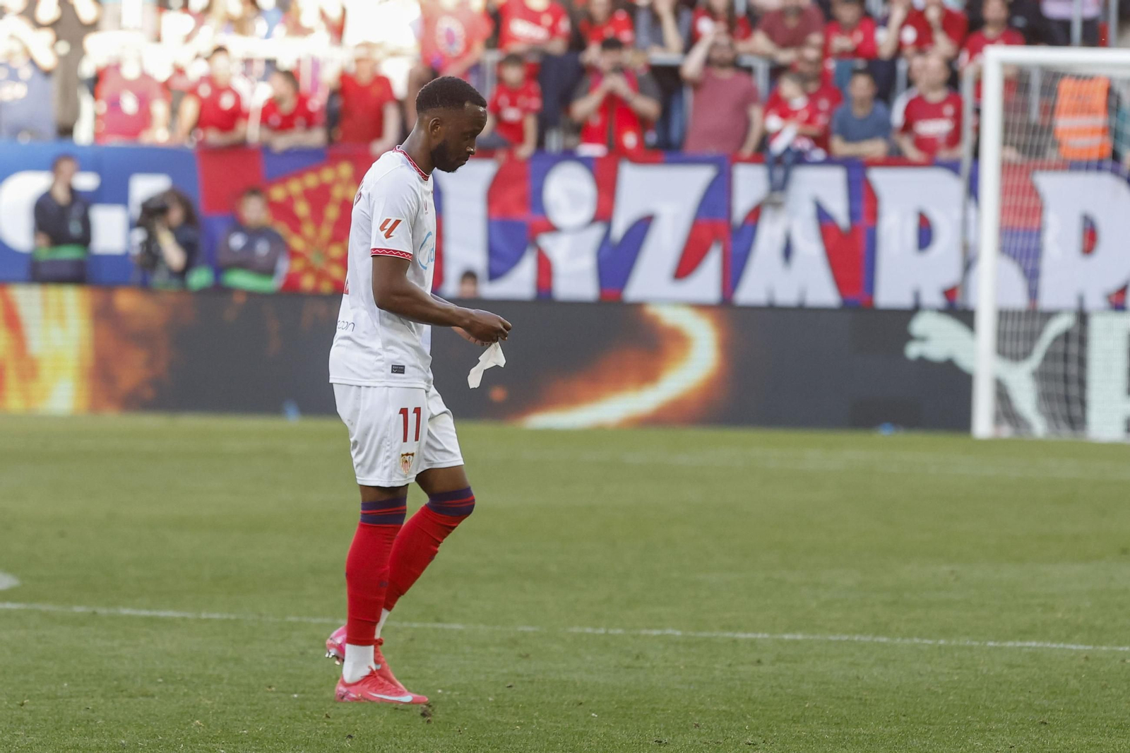 Lukébakio abandona el campo de El Sadar tras ver la roja en el minuto 32.