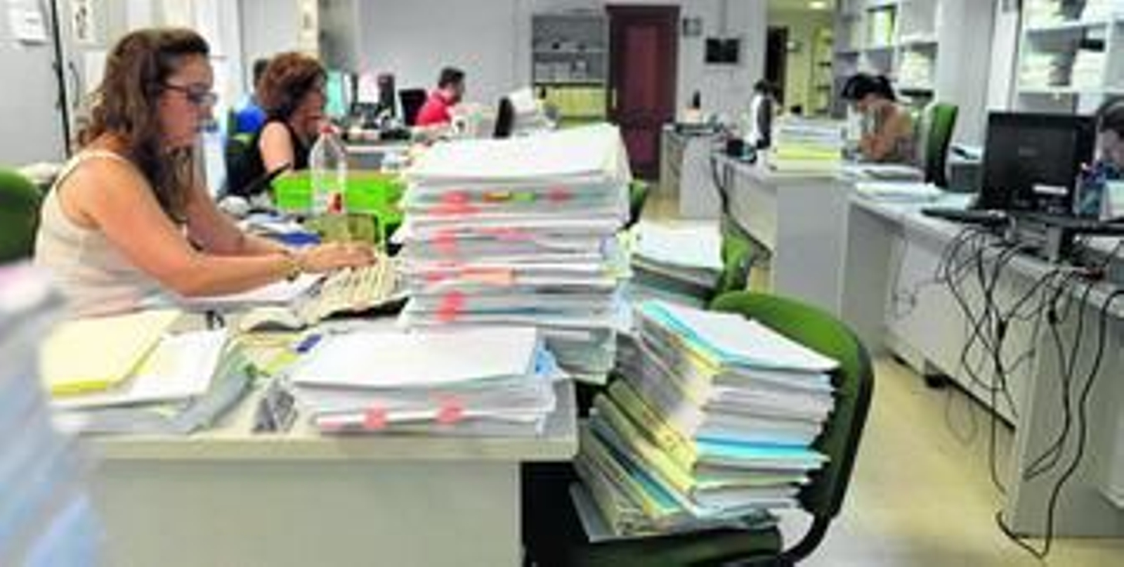 Imagen de la oficina del Juzgado de lo Mercantil de Cádiz, que por su excepcional carga de trabajo cuenta con una decena de funcionarios, algo inusual en los juzgados gaditanos.