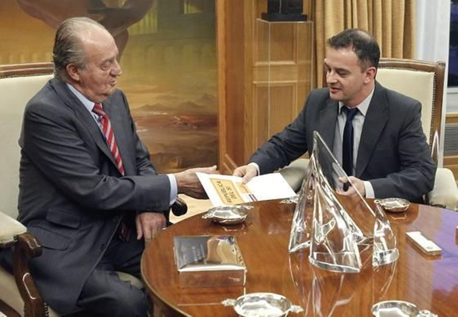 El rey y Bosch conversan en el Palacio de la Zarzuela

Foto: EFE
