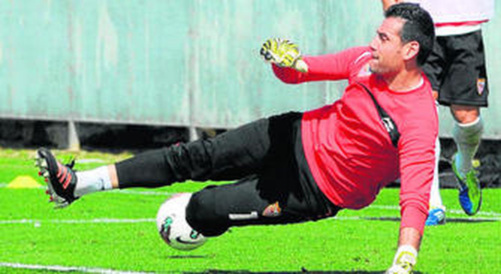 Palop realiza una estirada durante la sesión preparatoria de ayer.