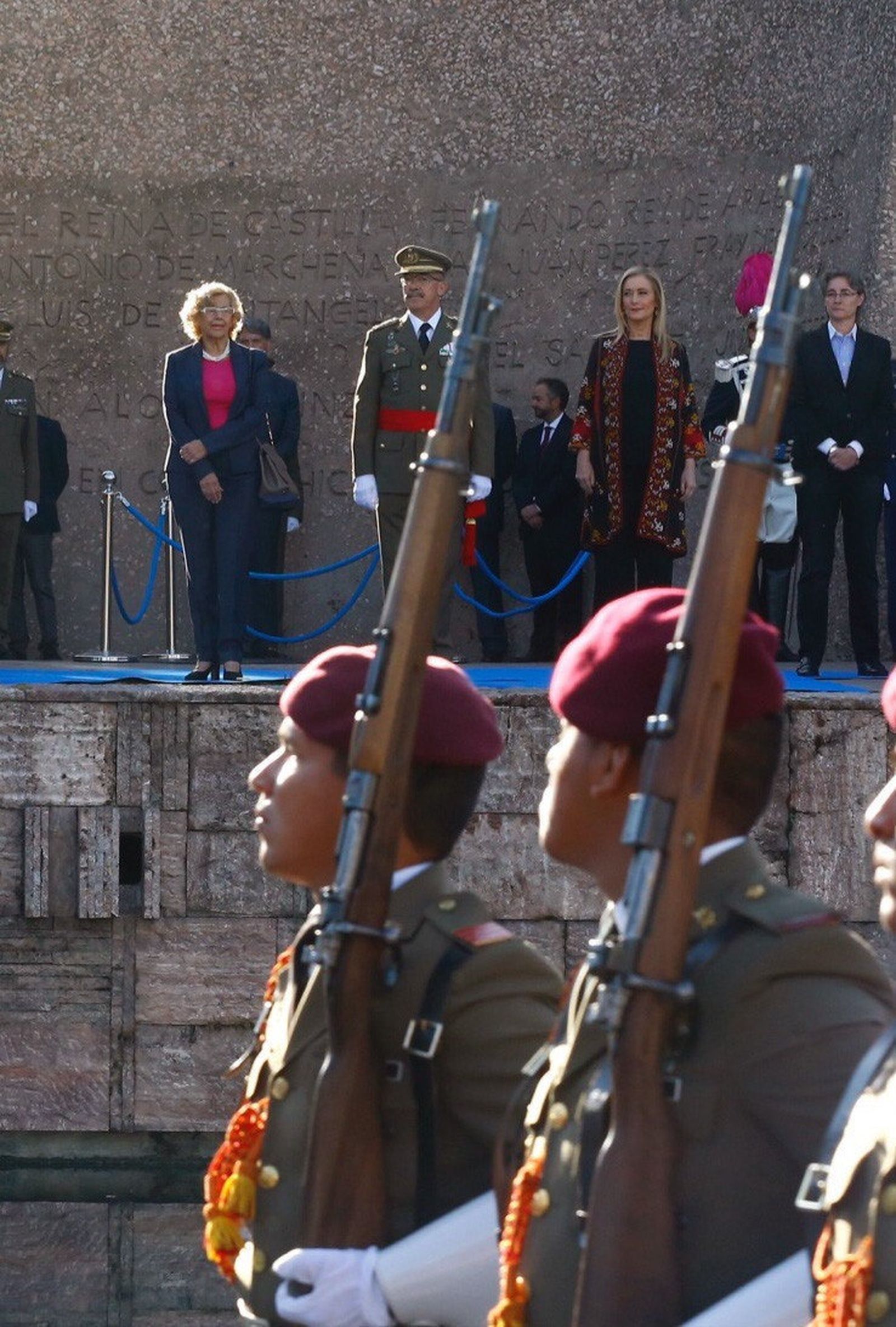 Cristina Cifuentes y la alcaldesa de Madrid, Manuela Carmena, el martes, celebrando San Isidro, patrón de la capital.