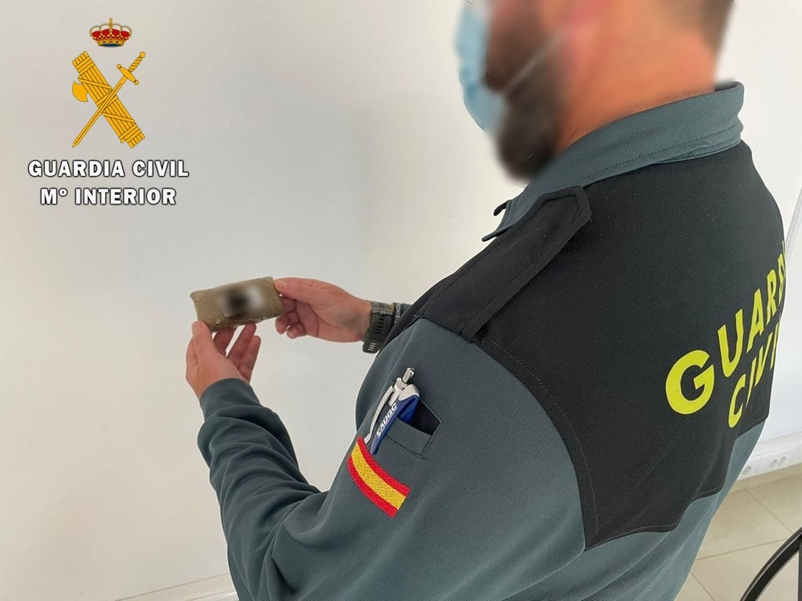 La Guardia Civil interviene una tableta de hachís y detiene a una persona por delito contra la salud pública en Vícar