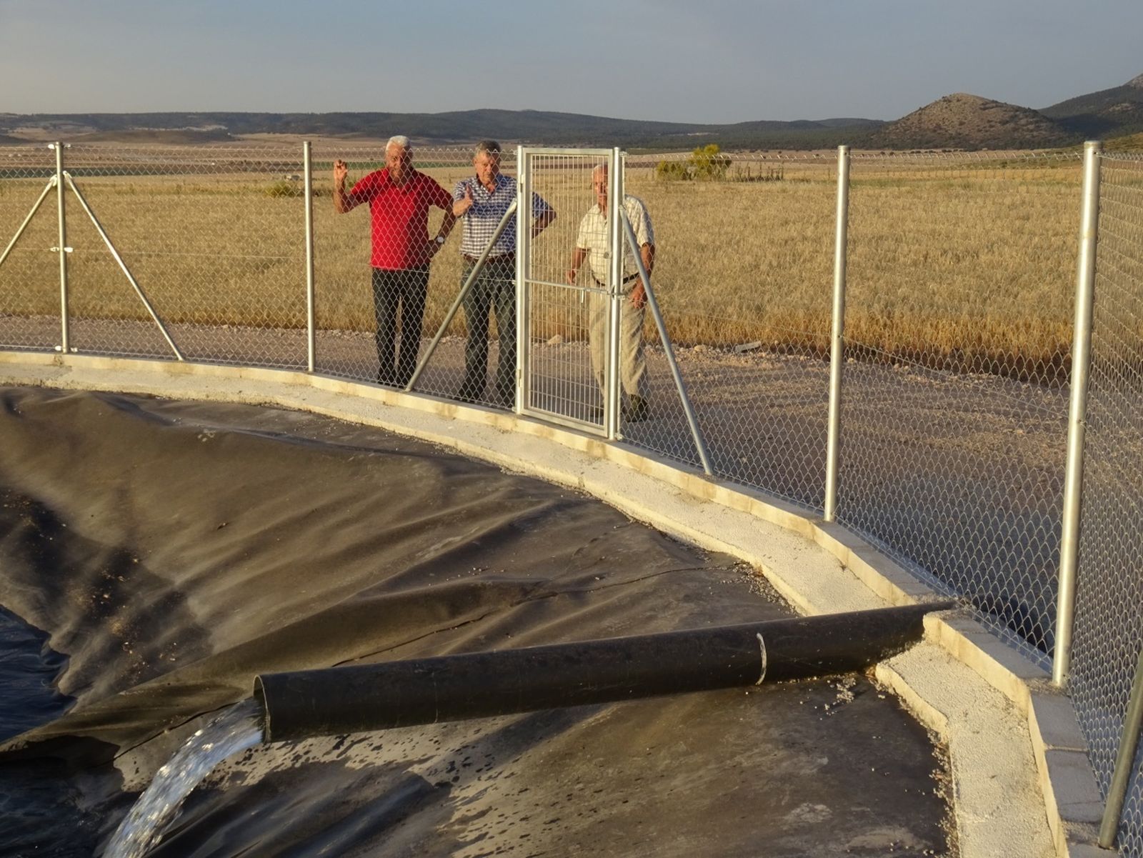 Alcaldes de la comarca y la Asociación visitando la balsa hace unas semanas.