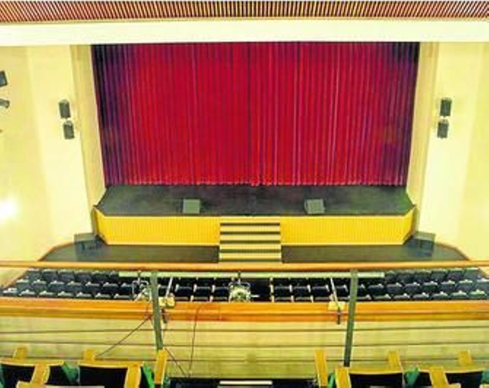 Una fotografía del interior del teatro Juan Luis Galiardo.