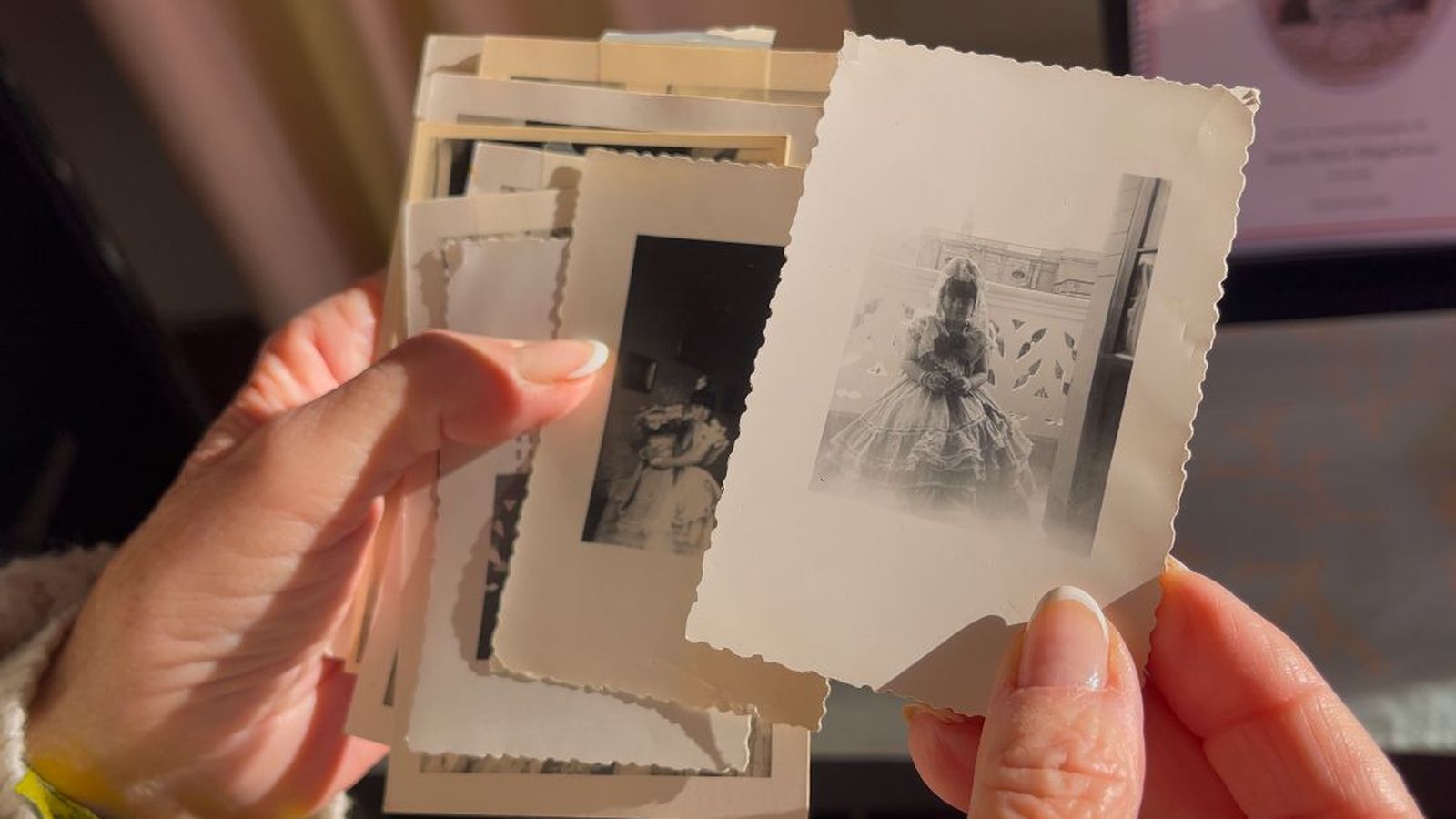 Sonia sostiene la foto que conserva de niña, vestida de flamenca en la casa
