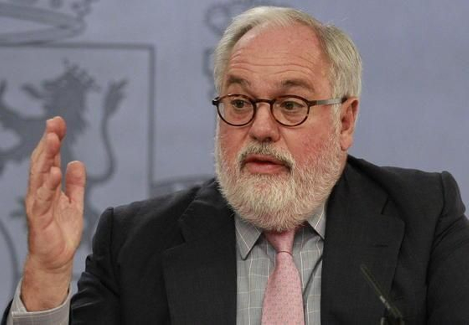 Arias Cañete, dispuesto a "debatir sobre Europa" con Valenciano