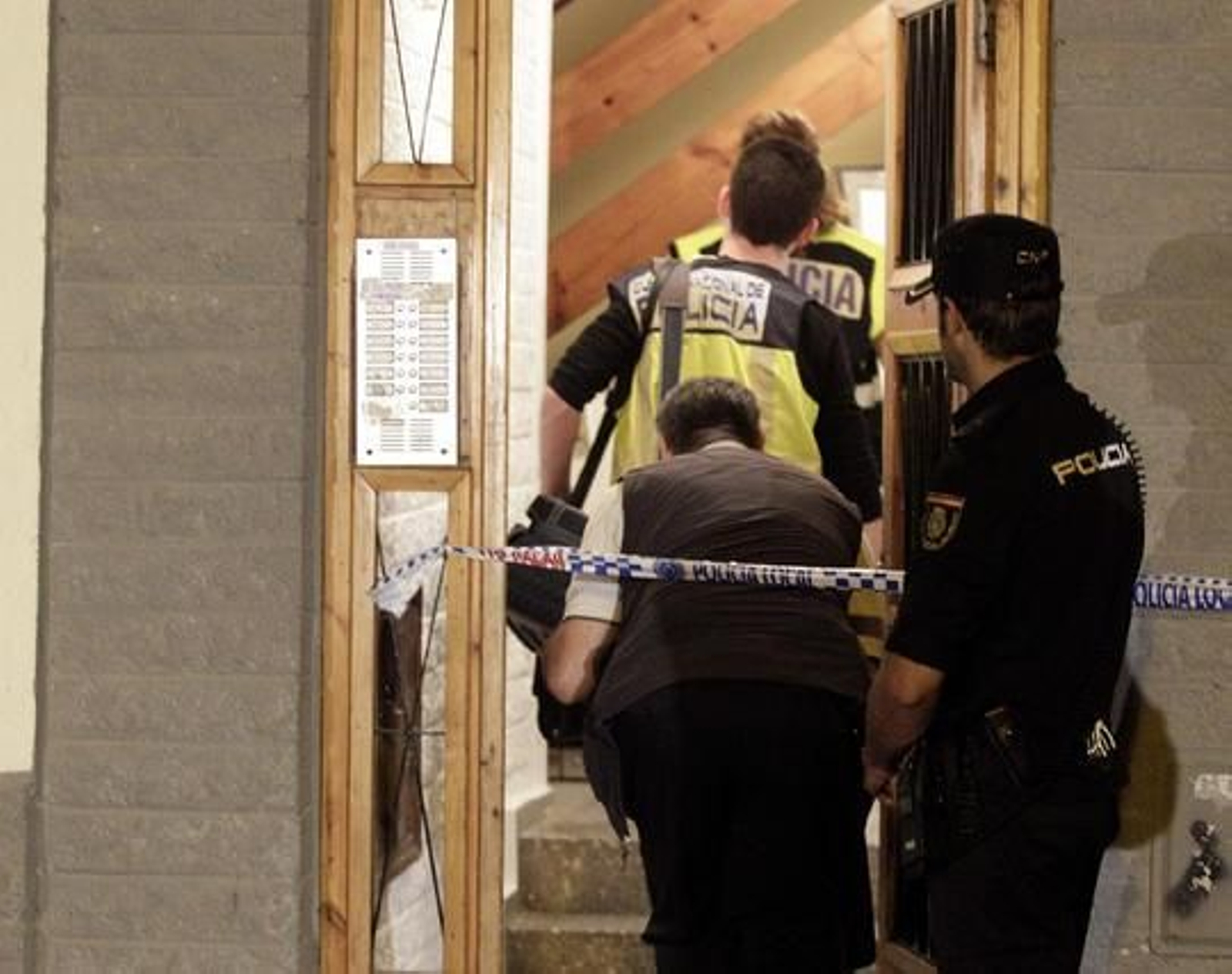 La policía acordona la zona del lugar del suceso.  Foto: Antonio Pizarro