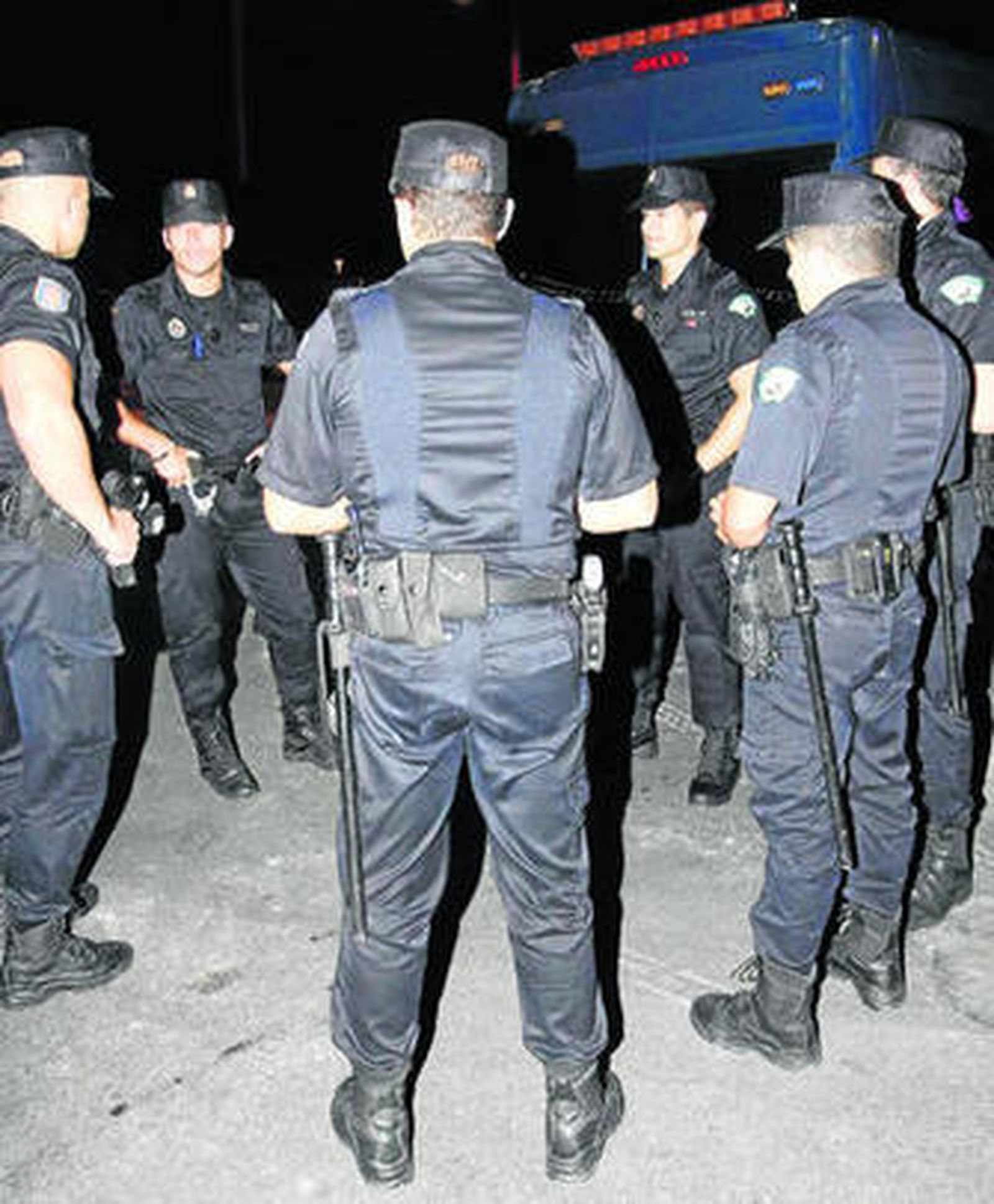 El Grupo Titán de la Policía Local de Almería, después de una intervención.