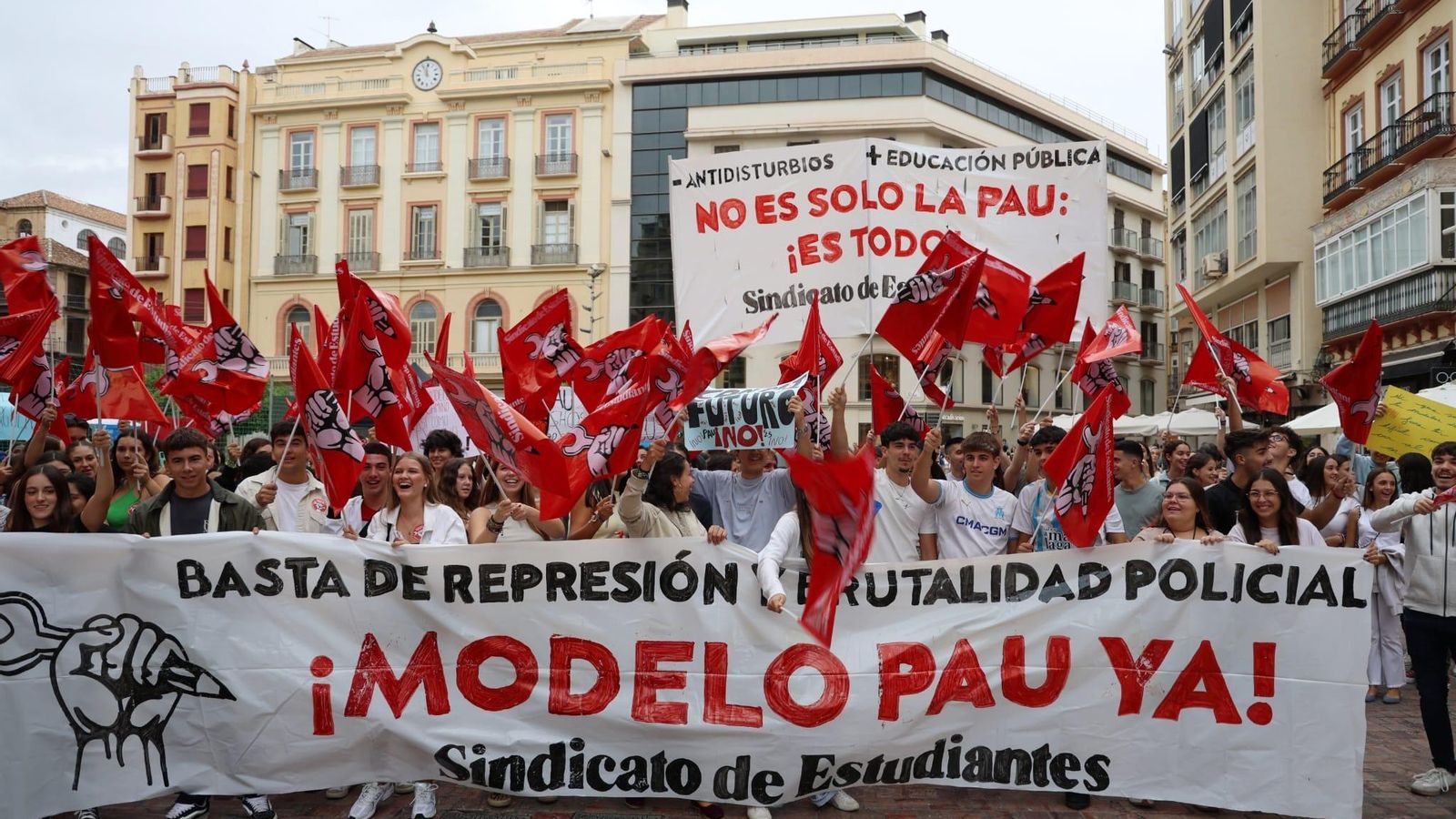 Estudiantes tras la pancarta que ha liderado la manifestación.