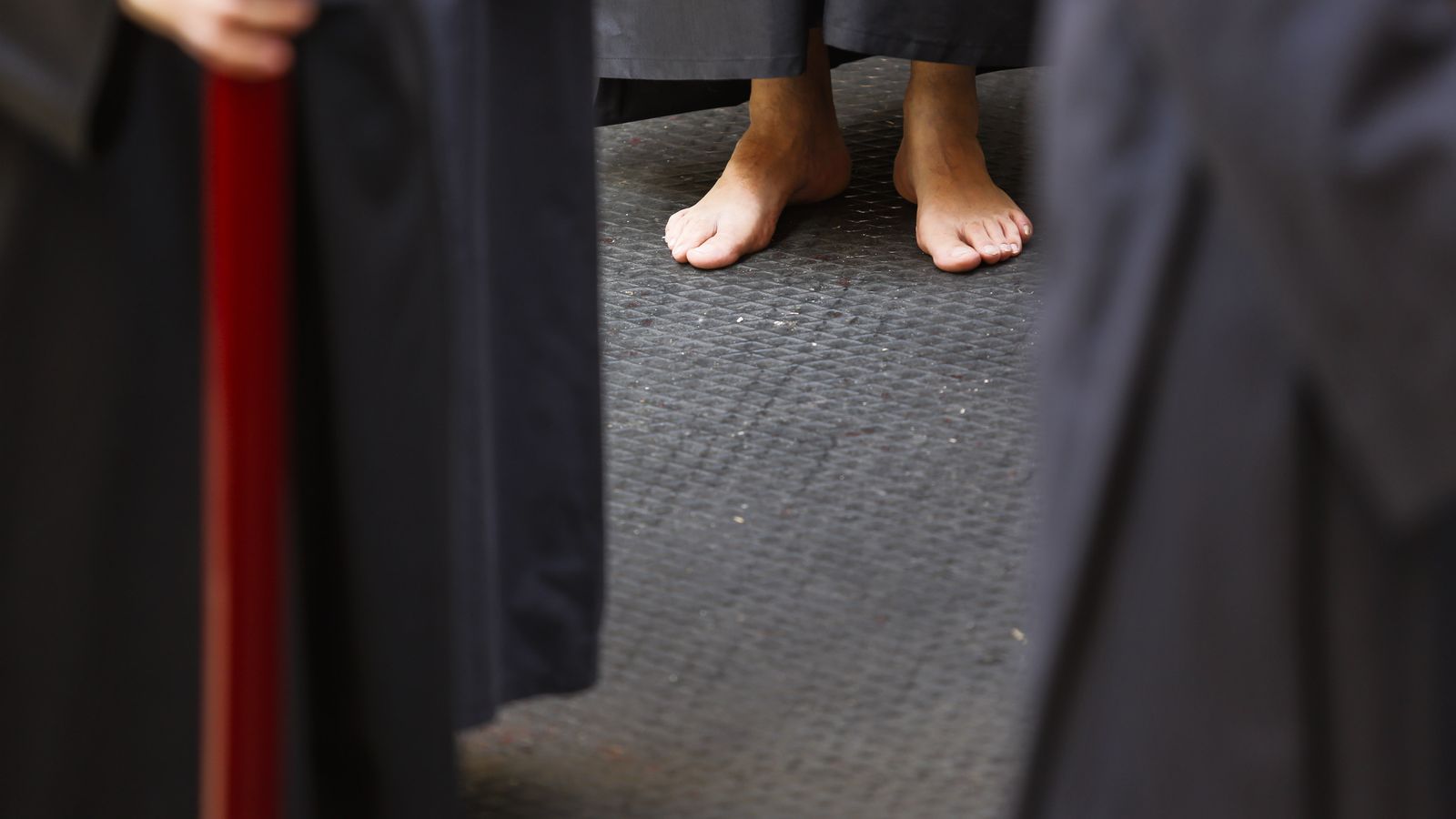 Los profesionales aconsejan no salir descalzo dado los riesgos de heridas e infecciones que acarrea.