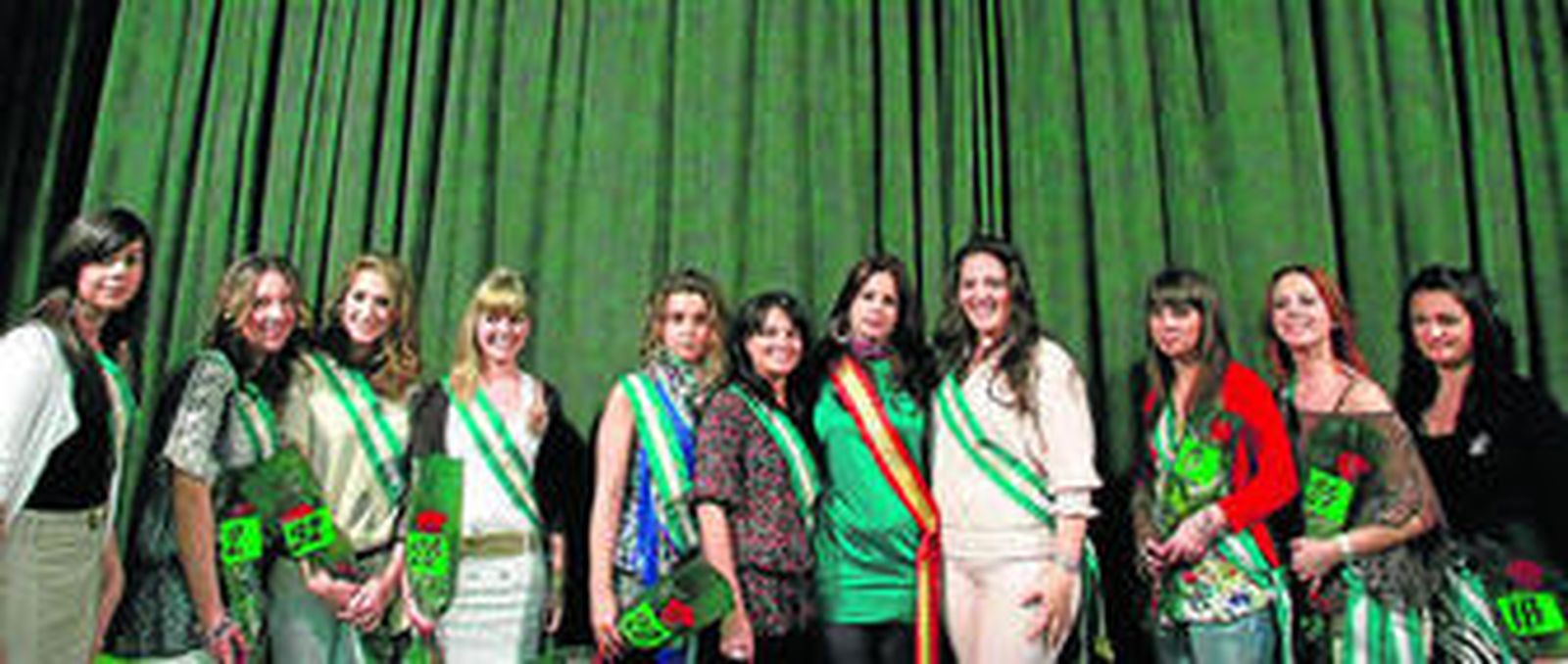 Imagen de la reina juvenil tras conocerse la elección para representar a la belleza algecireña.