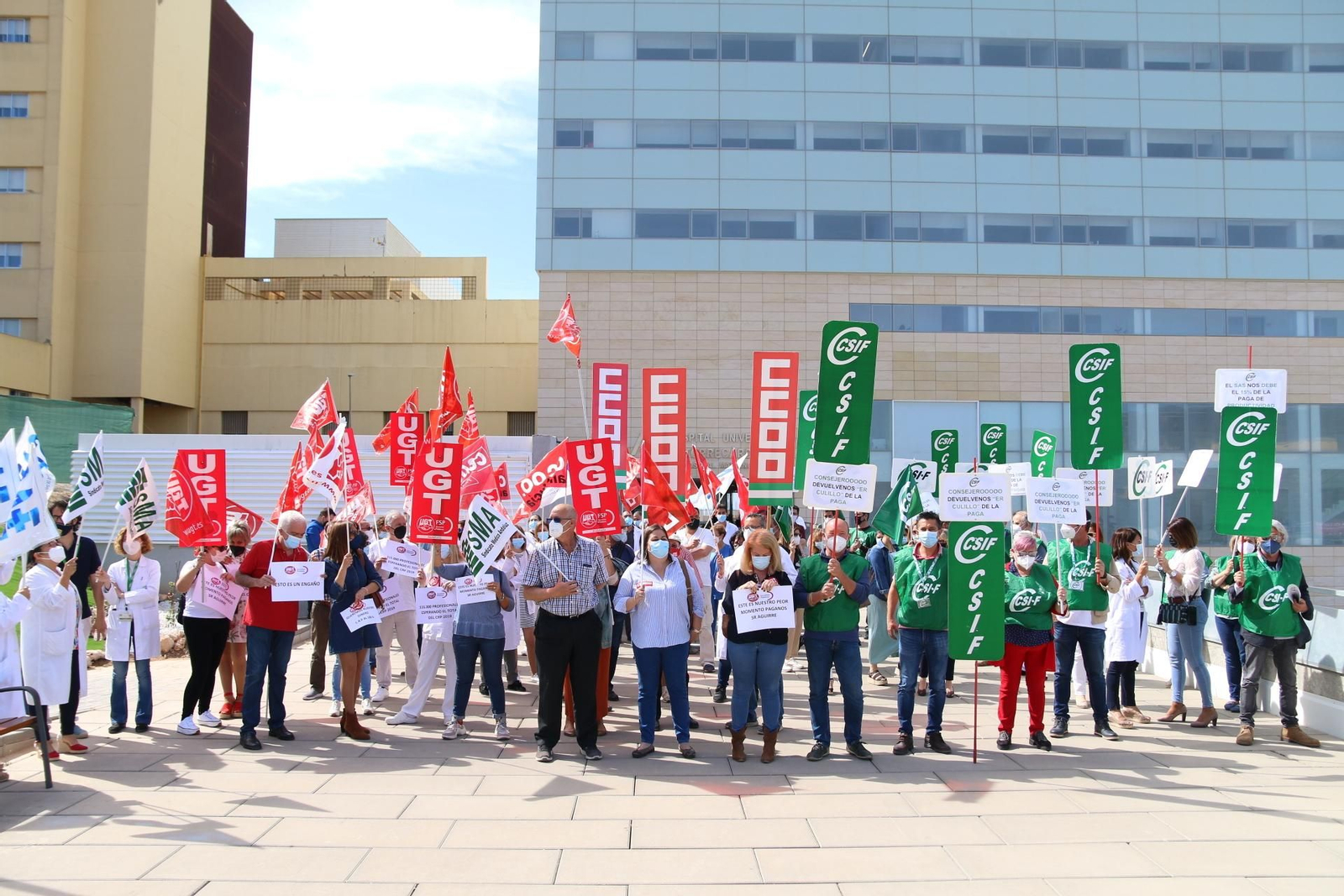 Concentración de los profesionales sanitarios junto al Hospital Torrecárdenas.