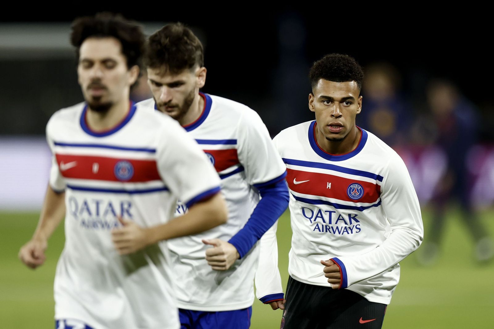 PSG 선수들이 바르셀로나전 경기 시작 전 몸을 풀며 훈련하는 파르크 데 프랭스 현장 사진