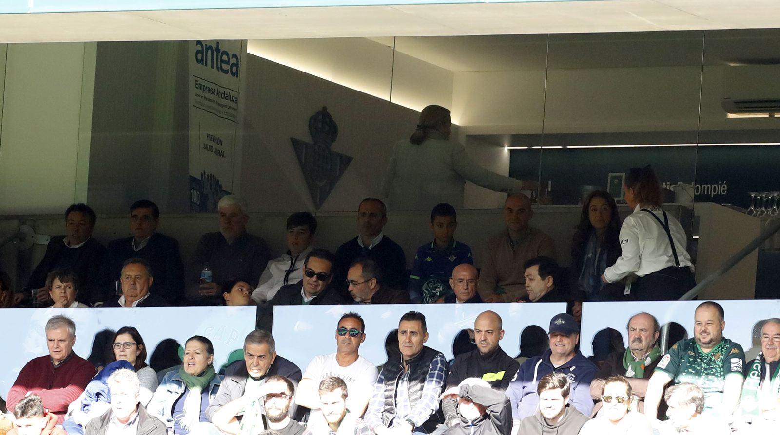 Caro  Ledesma junto a Serra Ferrer en el palco del Benito Villamarín