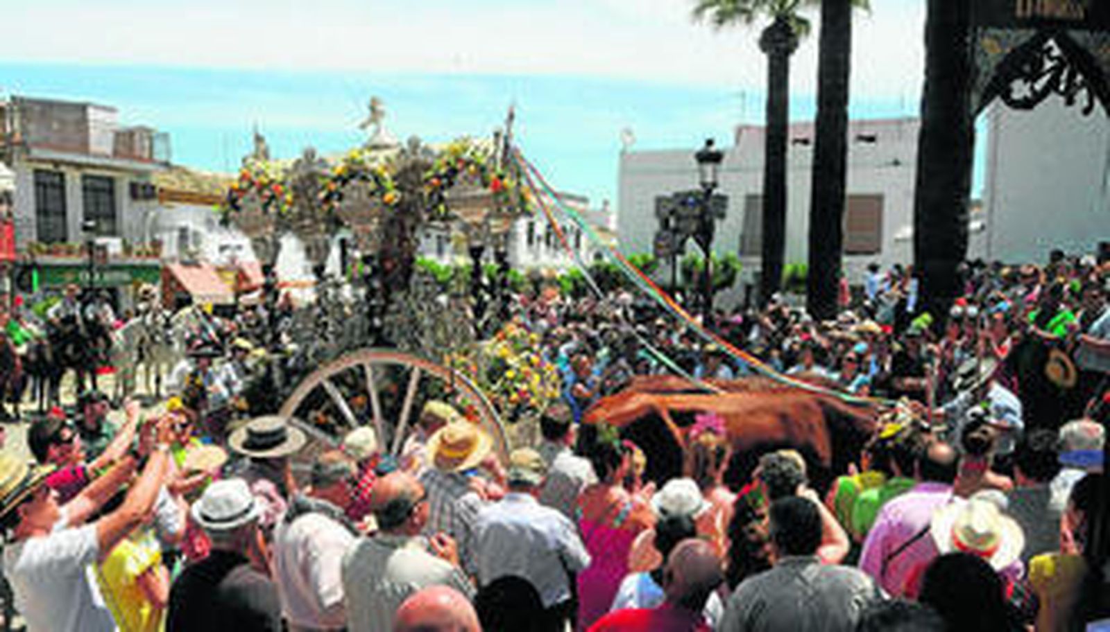 La carreta del simpecado de Gelves llega hasta la parroquia de Villamanrique, donde la espera la primera hermandad rociera.