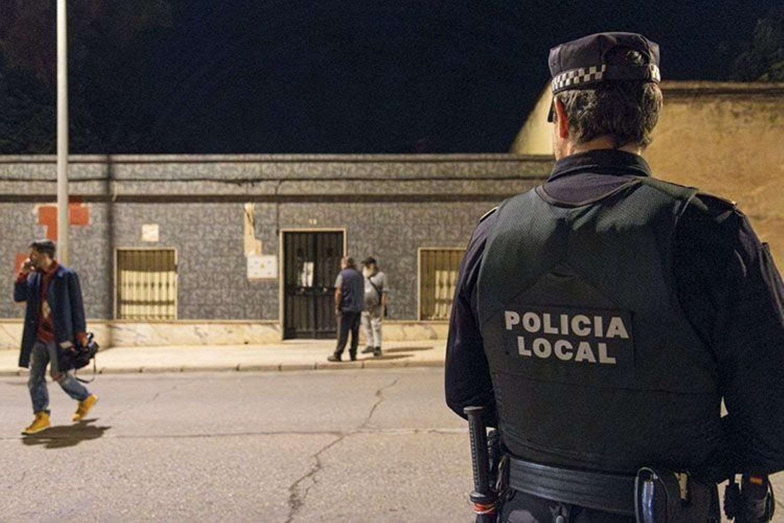 Efectivos policiales en las inmediaciones del lugar donde se produjo el asesinato de un niño ayer en Linares.