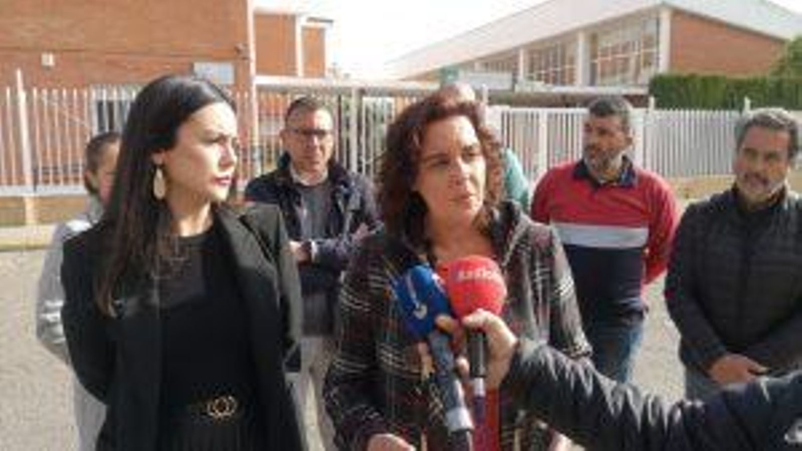 Susana Rivas frente al IES Murial de Lepe.