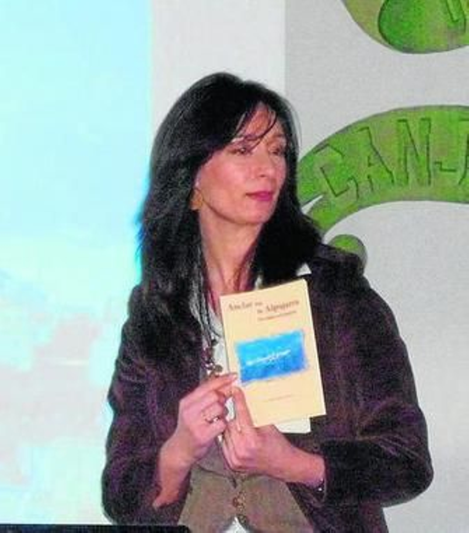 Luisa María García Velasco con su libro.