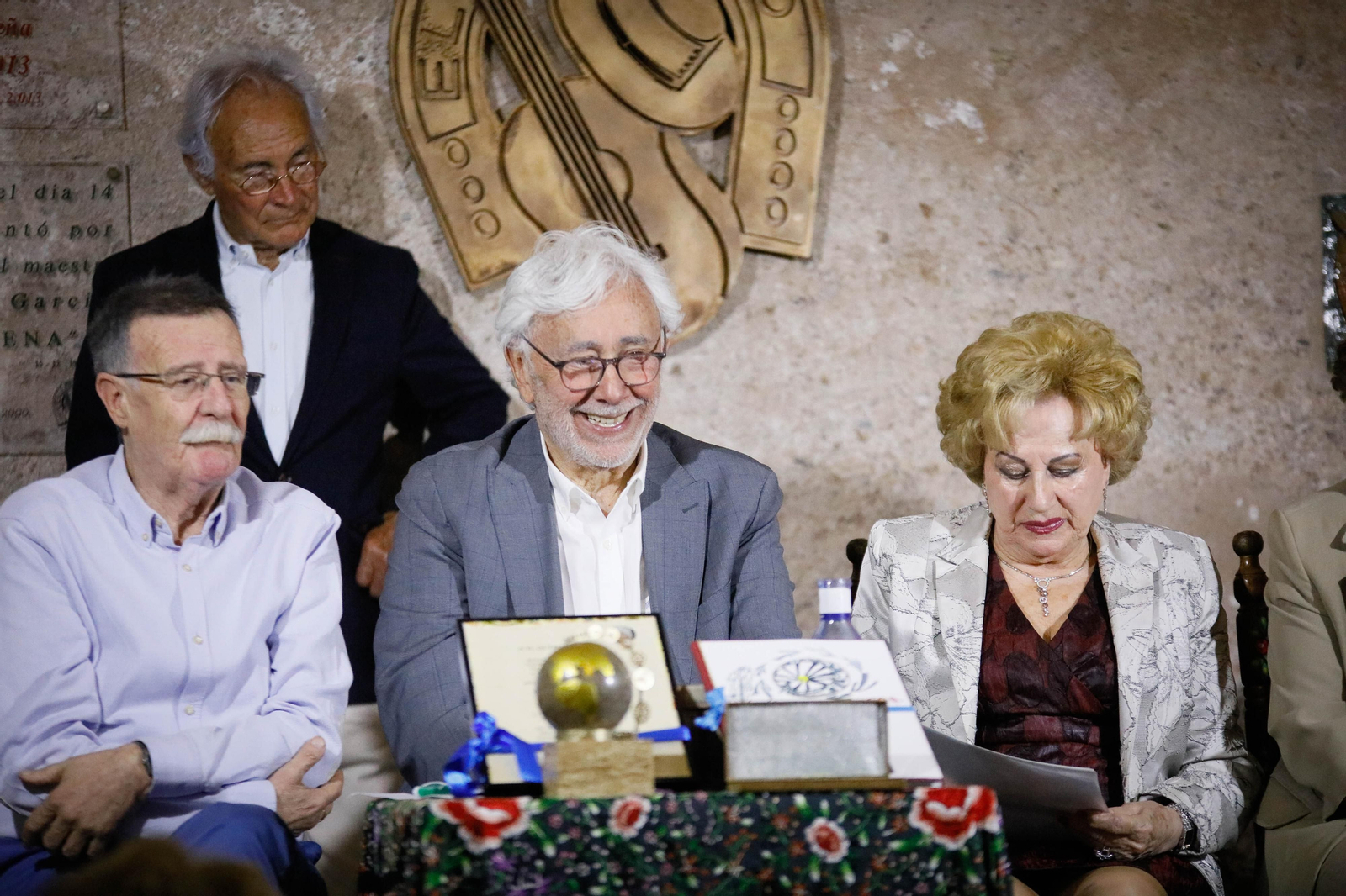 Entrega de Anagrama de Oro y Brillantes de la Ciudad de Almería a Andrés Caparrós en imágeness