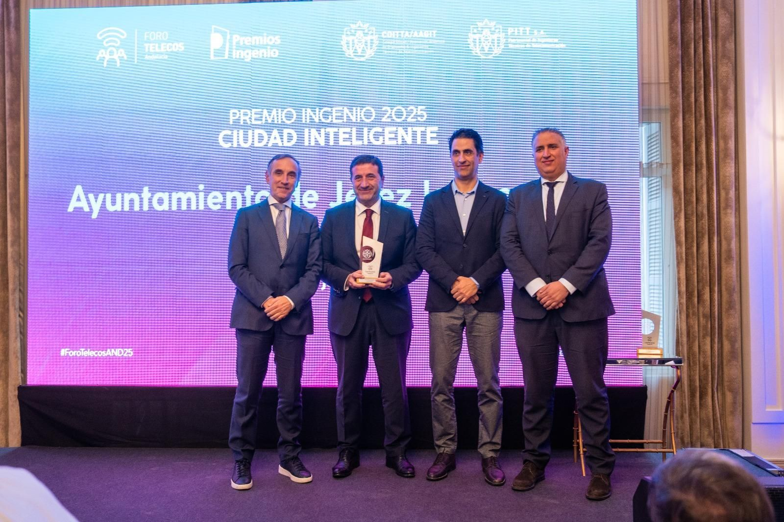 Un momento de la entrega del premio, recogido por el teniente de alcaldesa de Transformación Digital, Simplificación Administrativa y Transparencia, José Ignacio Martínez.