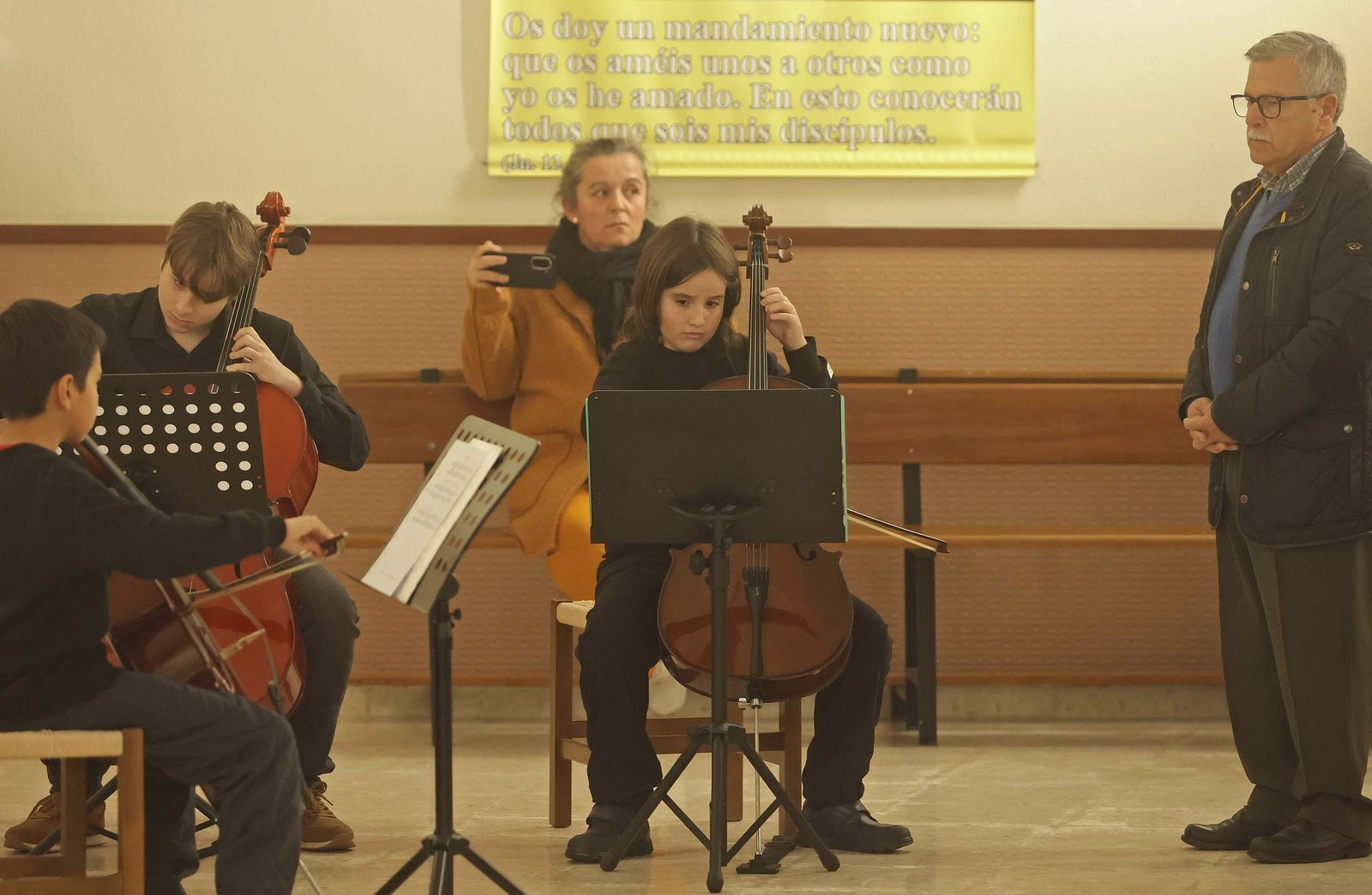 Fotos de la misa conmemorativa de los 50 años de dedicación del padre Pedro a la parroquia y al barrio de La Piñera