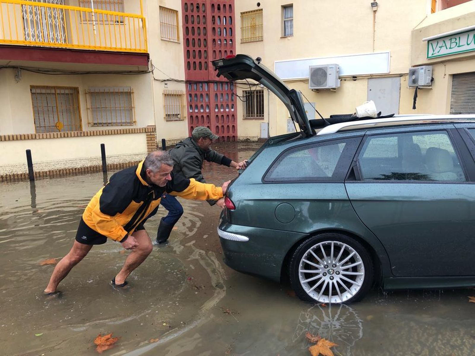 Los comercios de la la avenida de Castilla de La Antilla están prácticamente todos afectados y muchos coches y bajos de edificios