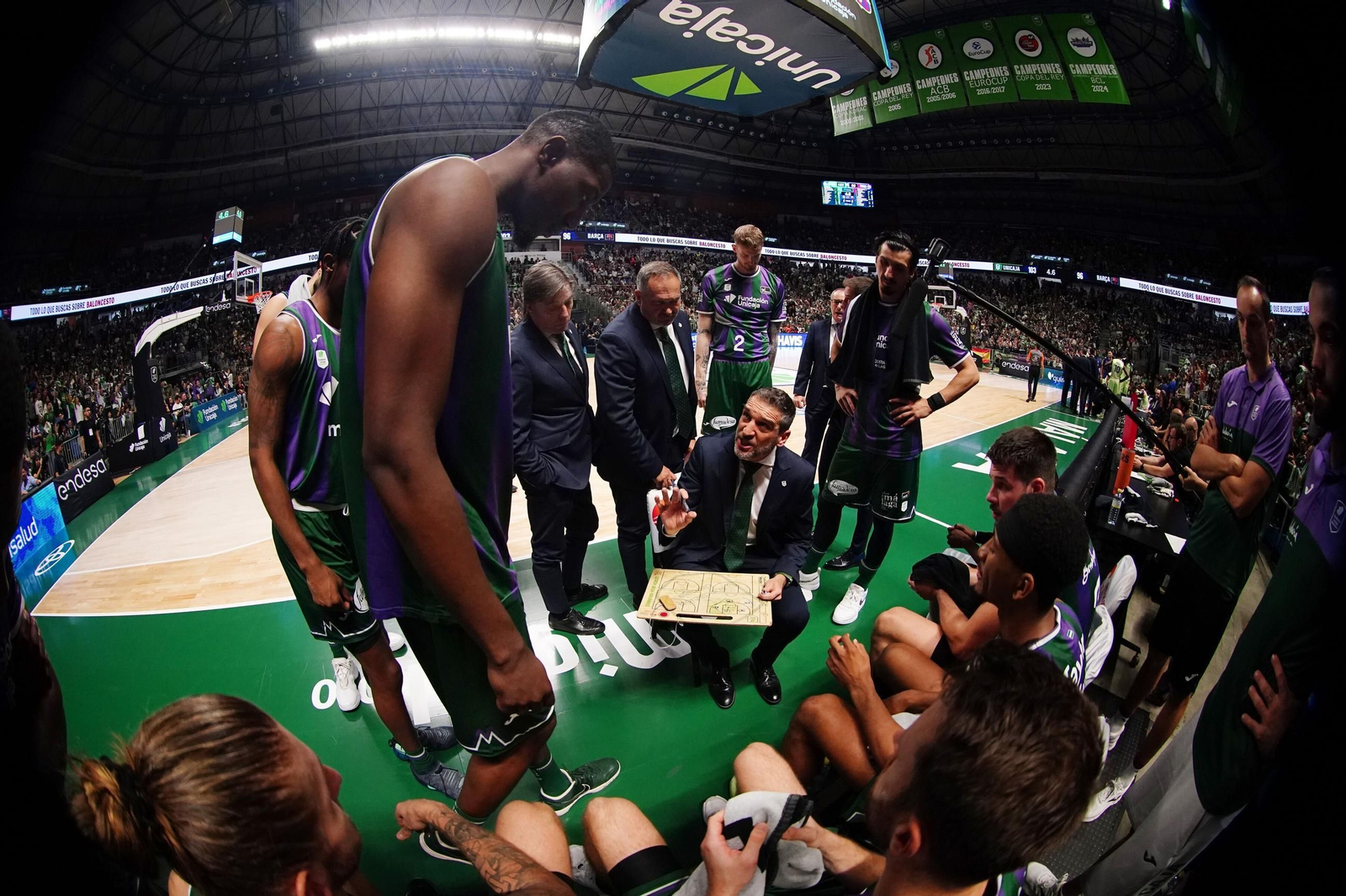 Ibon Navarro, entrenador del Unicaja, da órdenes en un tiempo muerto.