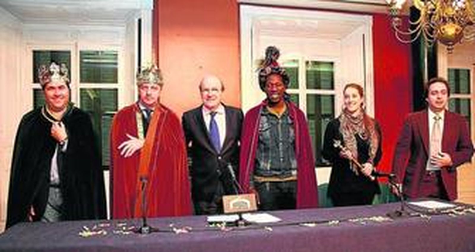 Los Reyes Magos y la Estrella de la Ilusión posan ayer, coronados, con el alcalde de Huelva y el concejal de Cultura.