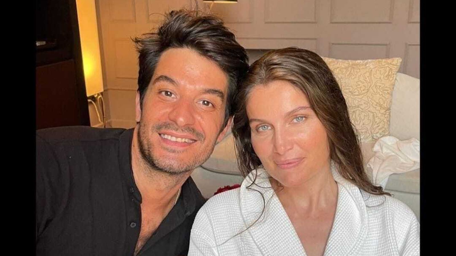 Moisés Giraldo fue el estilista de modelos como Laetitia Casta, con quien posó antes del desfile