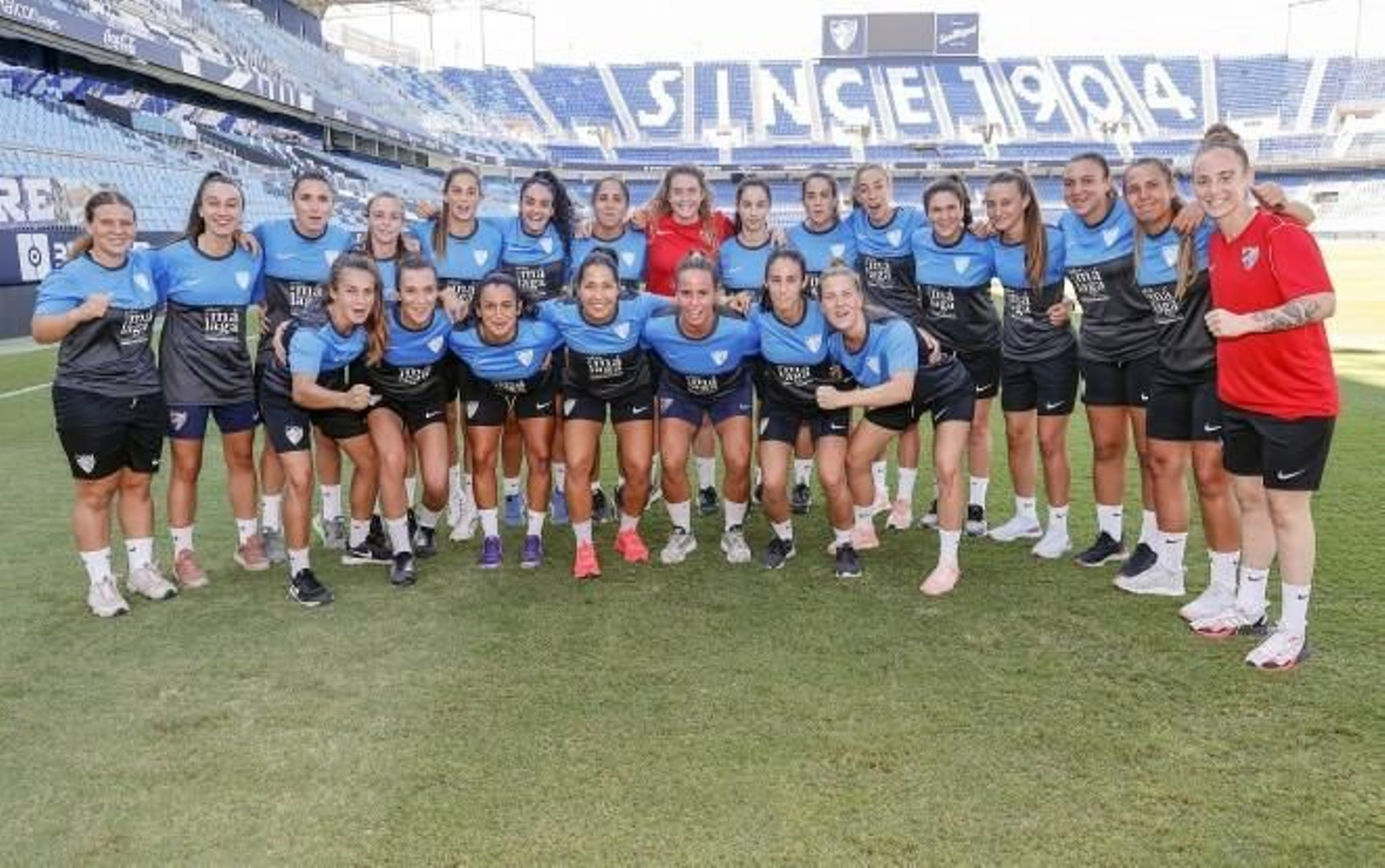 Las jugadoras del Málaga CF Femenino en La Rosaleda.