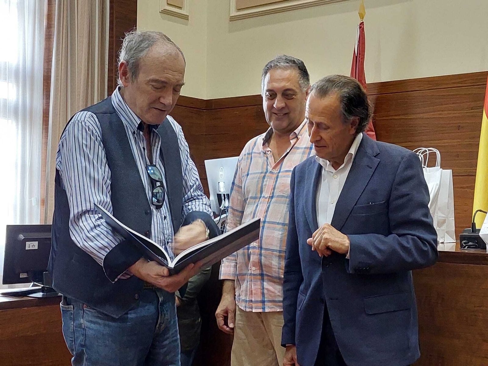 El alcalde de Chiclana, José María Román, recibe a los participantes en la XVI Convención de AFINET, Asociación Filatélica de Internet.