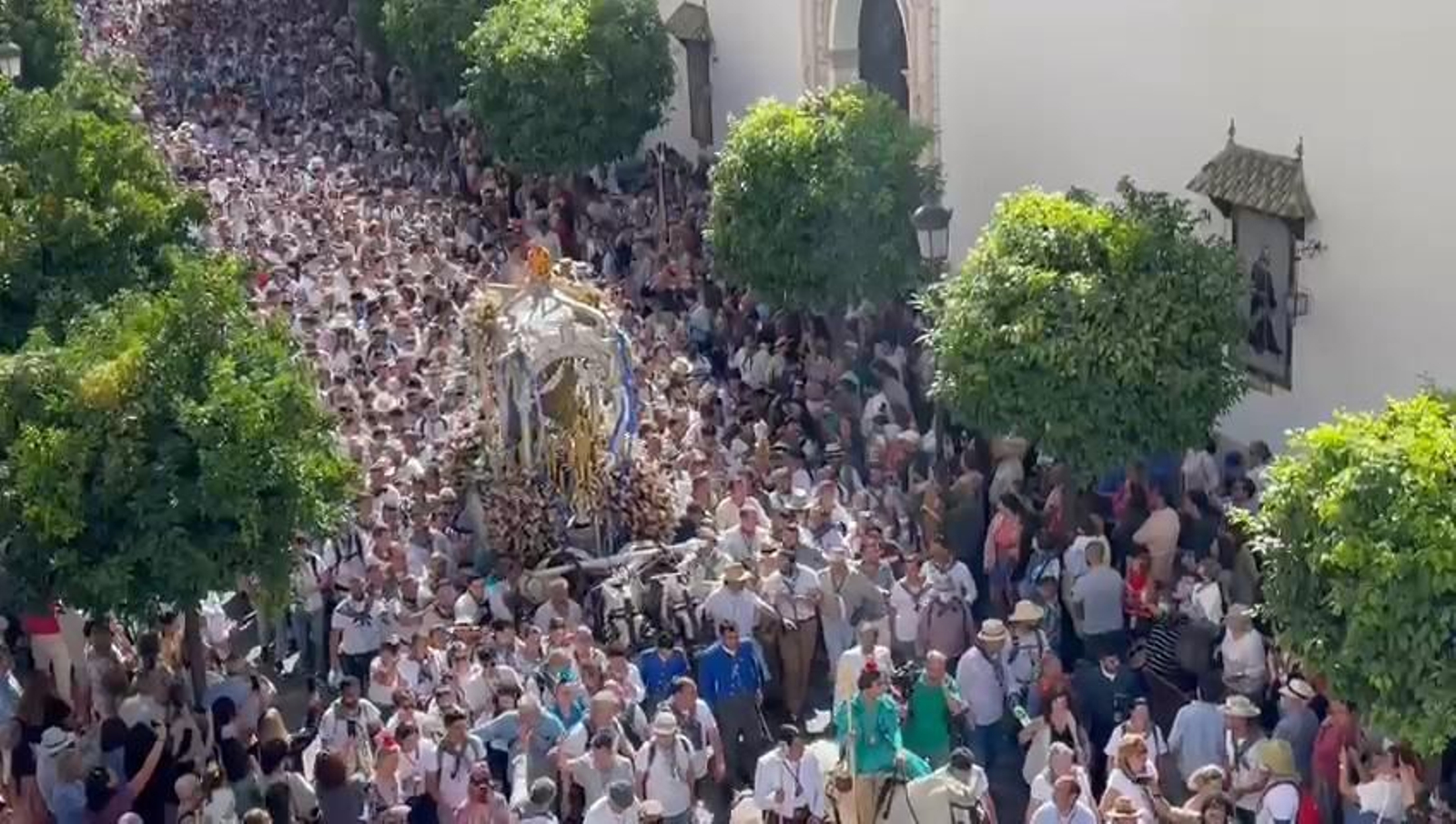 Salida del Simpecado tras la bendición a cargo del obispo en la Concepción. Salida del Simpecado tras la bendición a cargo del obispo en la Concepción.