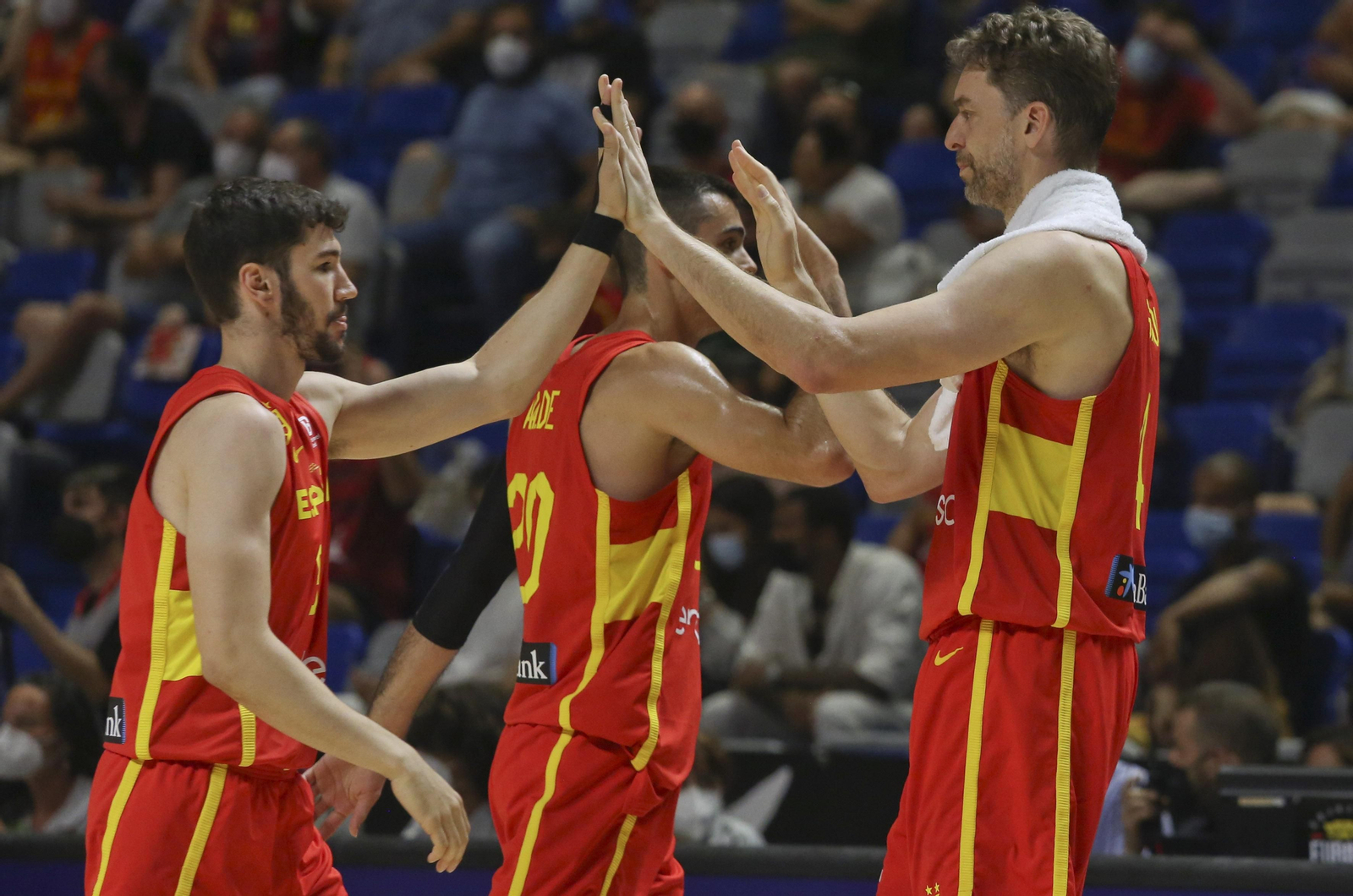 Darío Brizuela saluda a Pau Gasol.