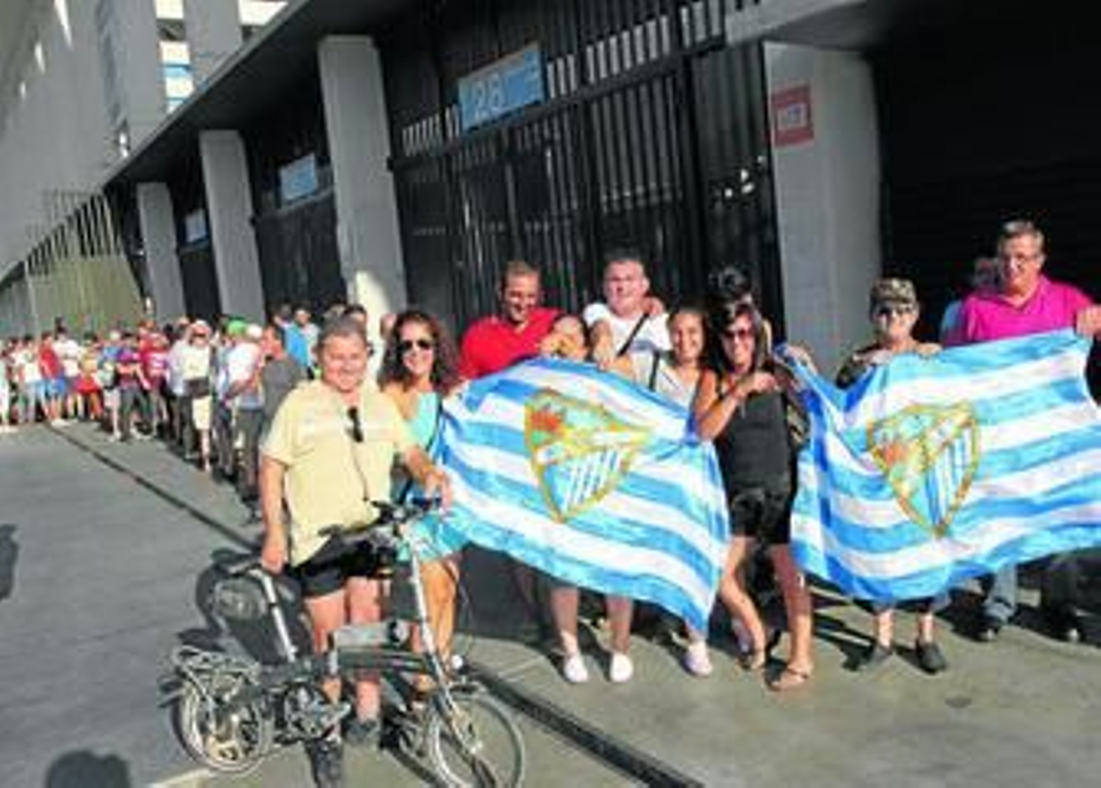 Aficionados del Málaga, haciendo cola en las taquillas de La Rosaleda, ayer.